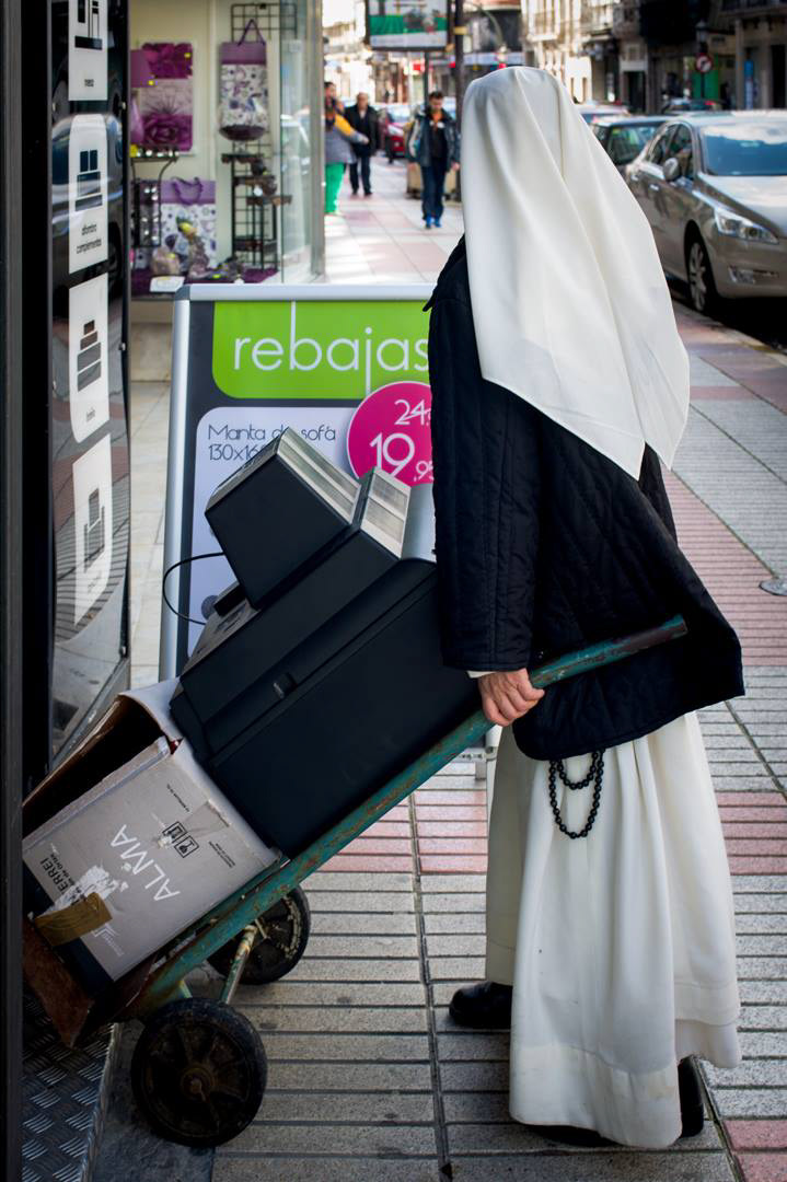 Monja cargando con alma y televisión (2011)