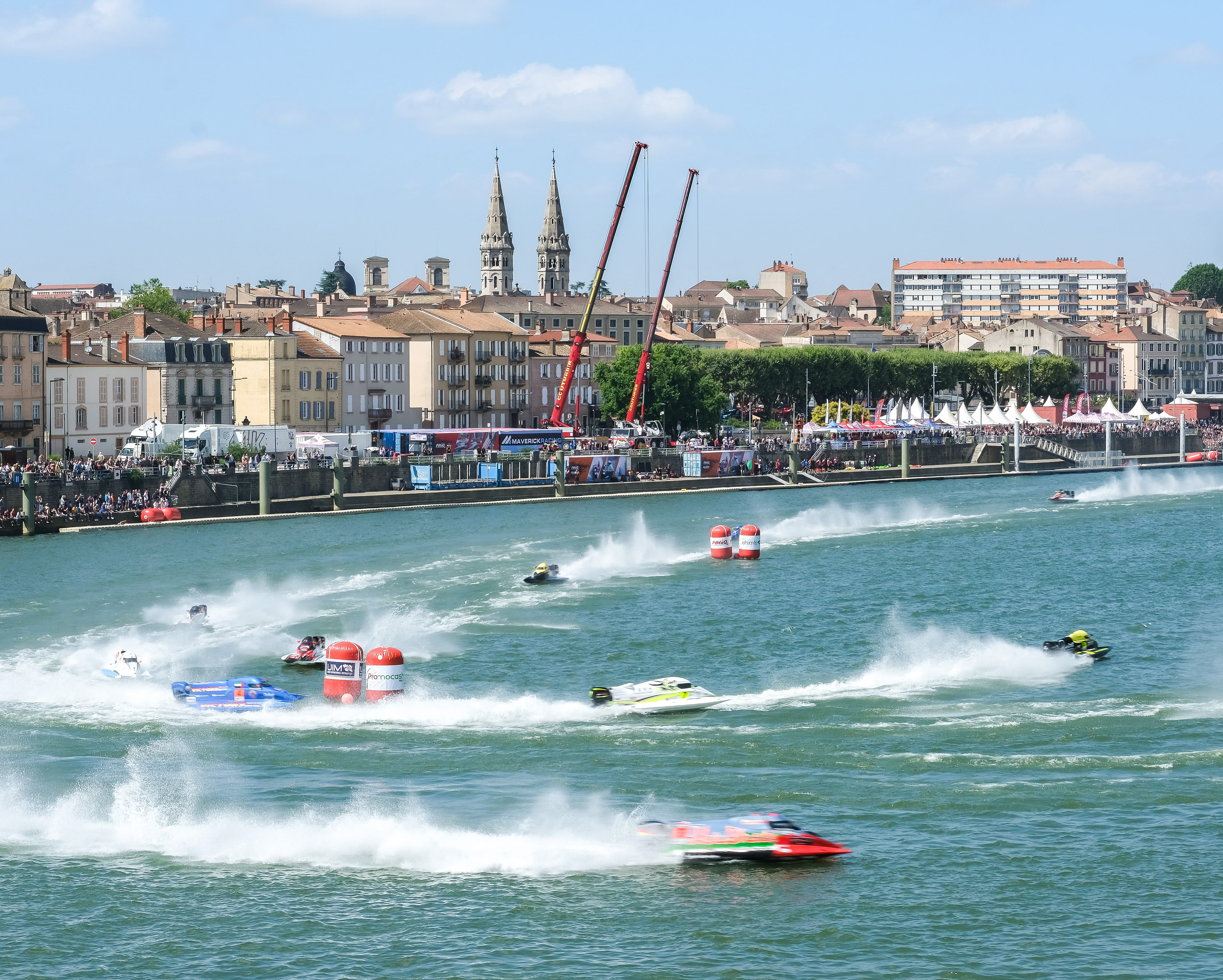 Course de bateaux à moteur sur la Saône à Mâcon, Saône-et-Loire, Bourgogne, Rhône-Alpes, avec des bateaux rapides et des spectateurs sur les rives. Photographie capturée par Etienne Gatheron. Photographie institutionnelle.