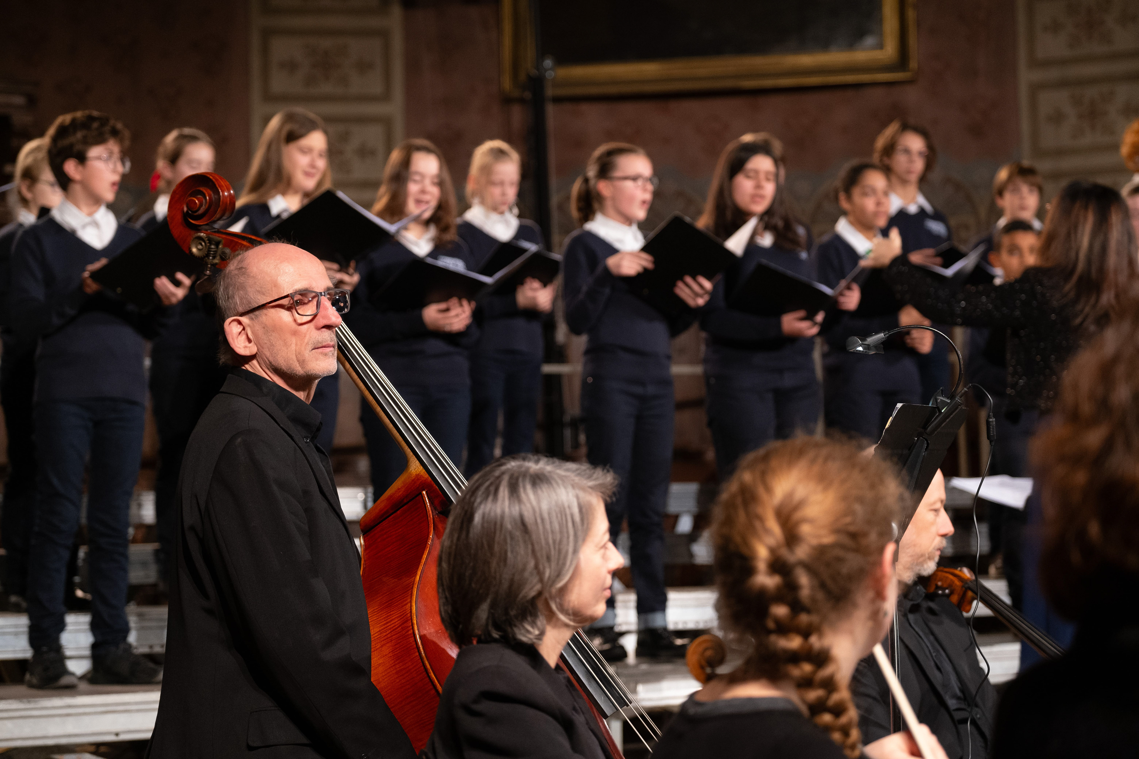 Orchestre et jeunes choristes en concert à Mâcon, Saône-et-Loire, Bourgogne, Rhône-Alpes, avec des musiciens jouant des instruments classiques. Photographie capturée par Etienne Gatheron. Photographie institutionnelle.