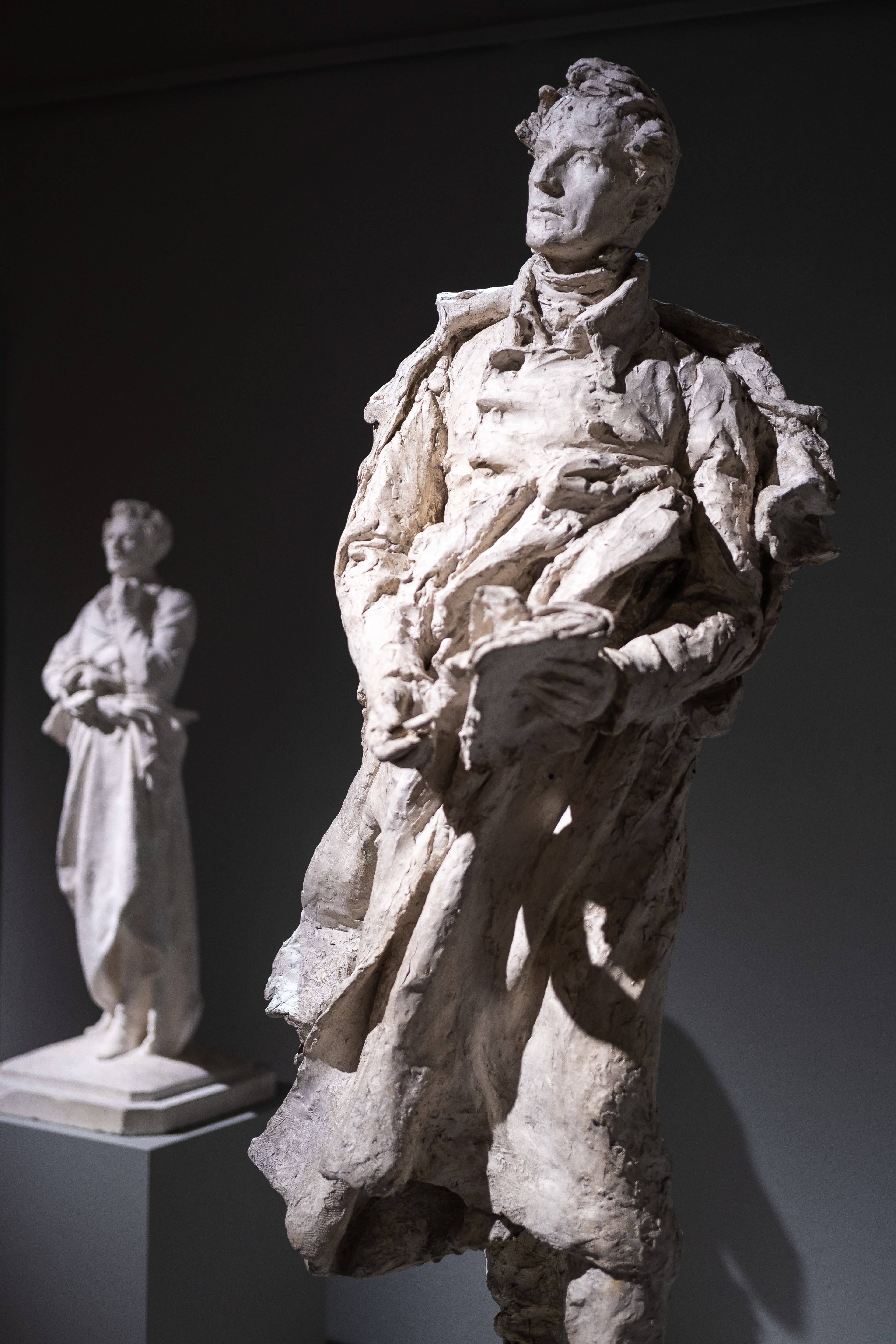 Deux statues en plâtre d'Alphonse de Lamartine au musée des Ursulines : Statues représentant le poète et homme politique Alphonse de Lamartine, l'une tenant un livre, l'autre contemplative. Patrimoine artistique et historique. Photographie par Etienne Gatheron, expert en patrimoine culturel.