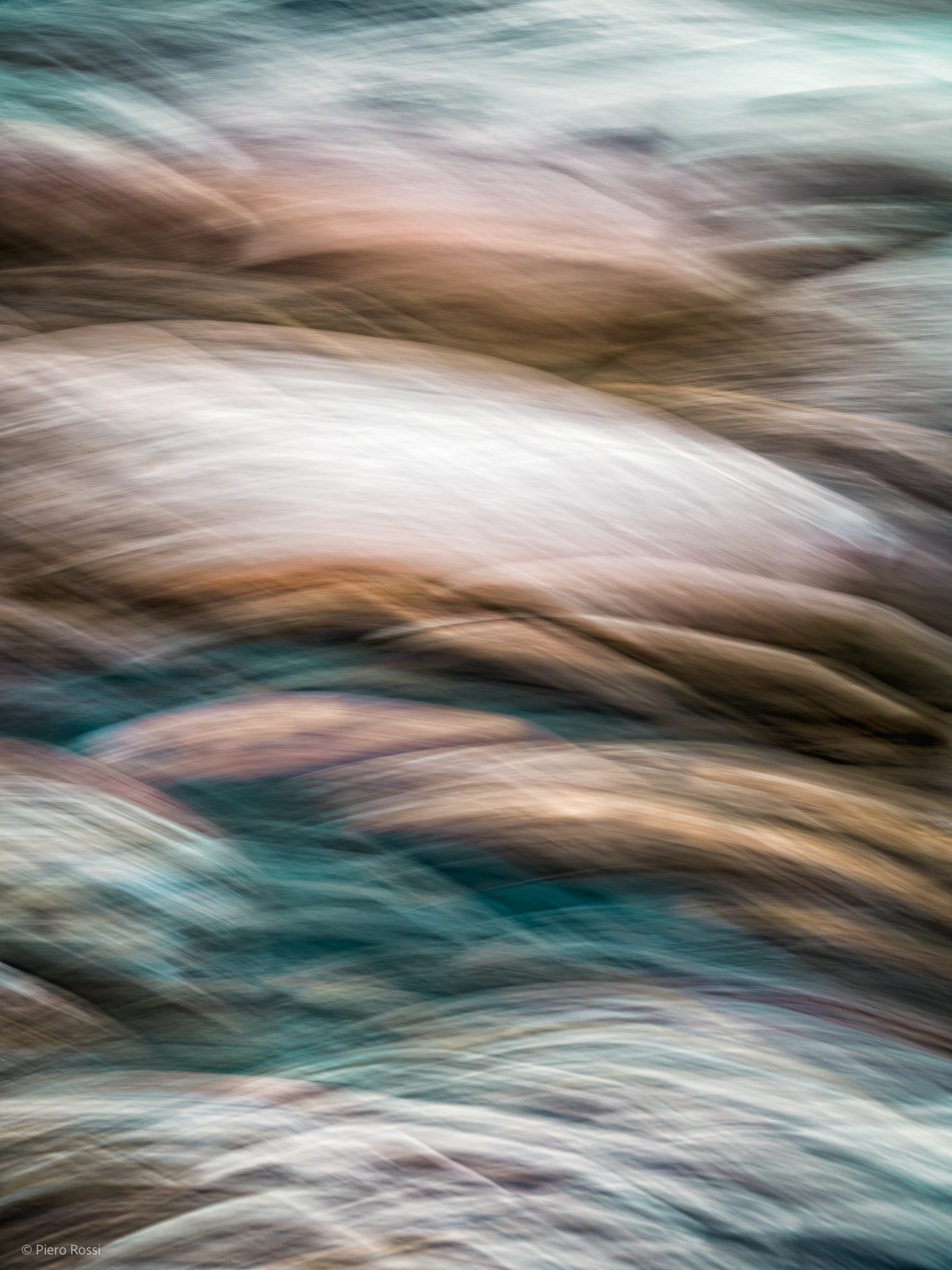 Fotografie aus dem Fluss Verzasca, im Kanton Tessin, Schweiz. Screenreader nutzen! Alle Fotografien wurden beschrieben.