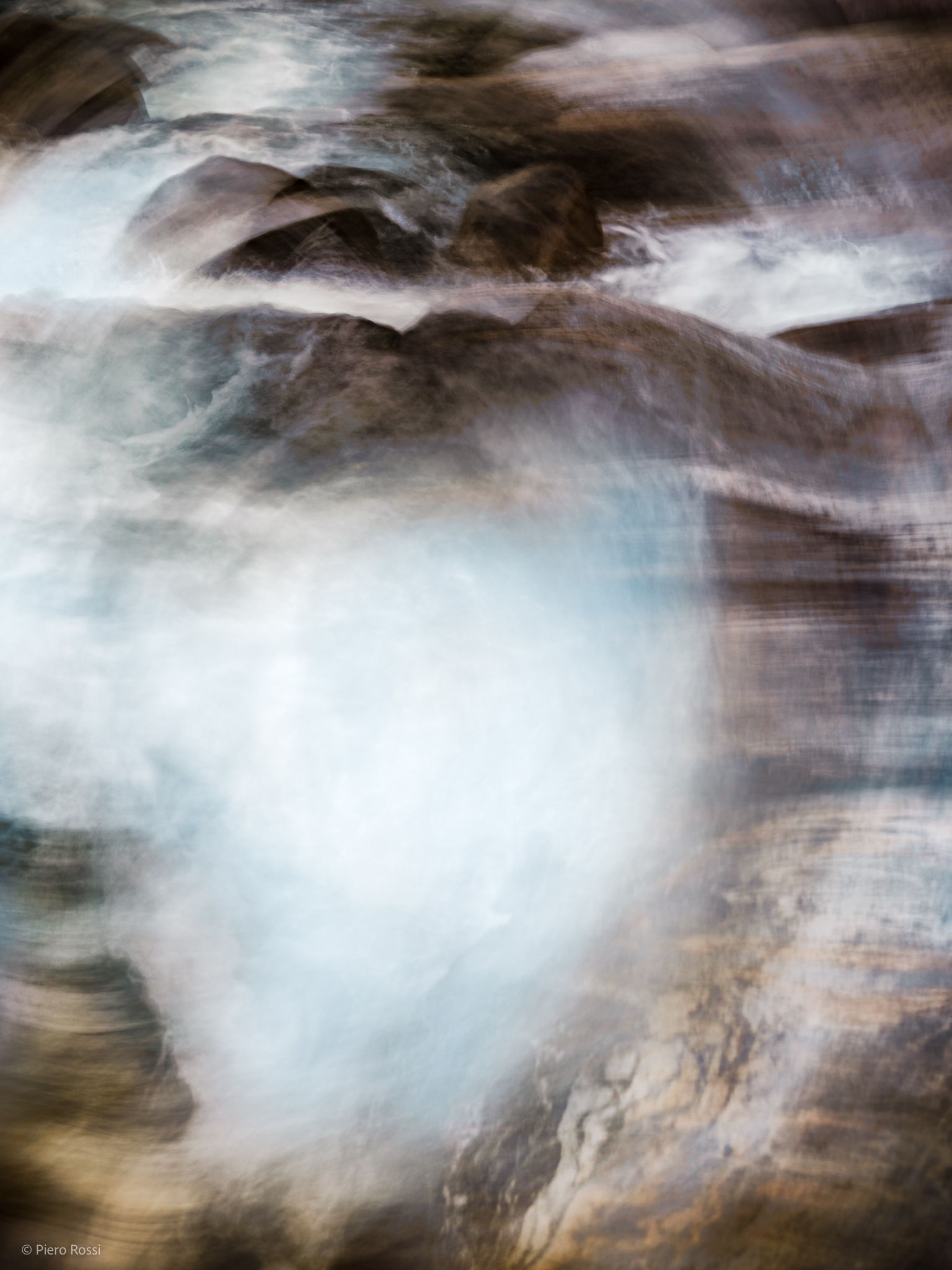 Fotografie aus dem Fluss Verzasca, im Kanton Tessin, Schweiz. Screenreader nutzen! Alle Fotografien wurden beschrieben.