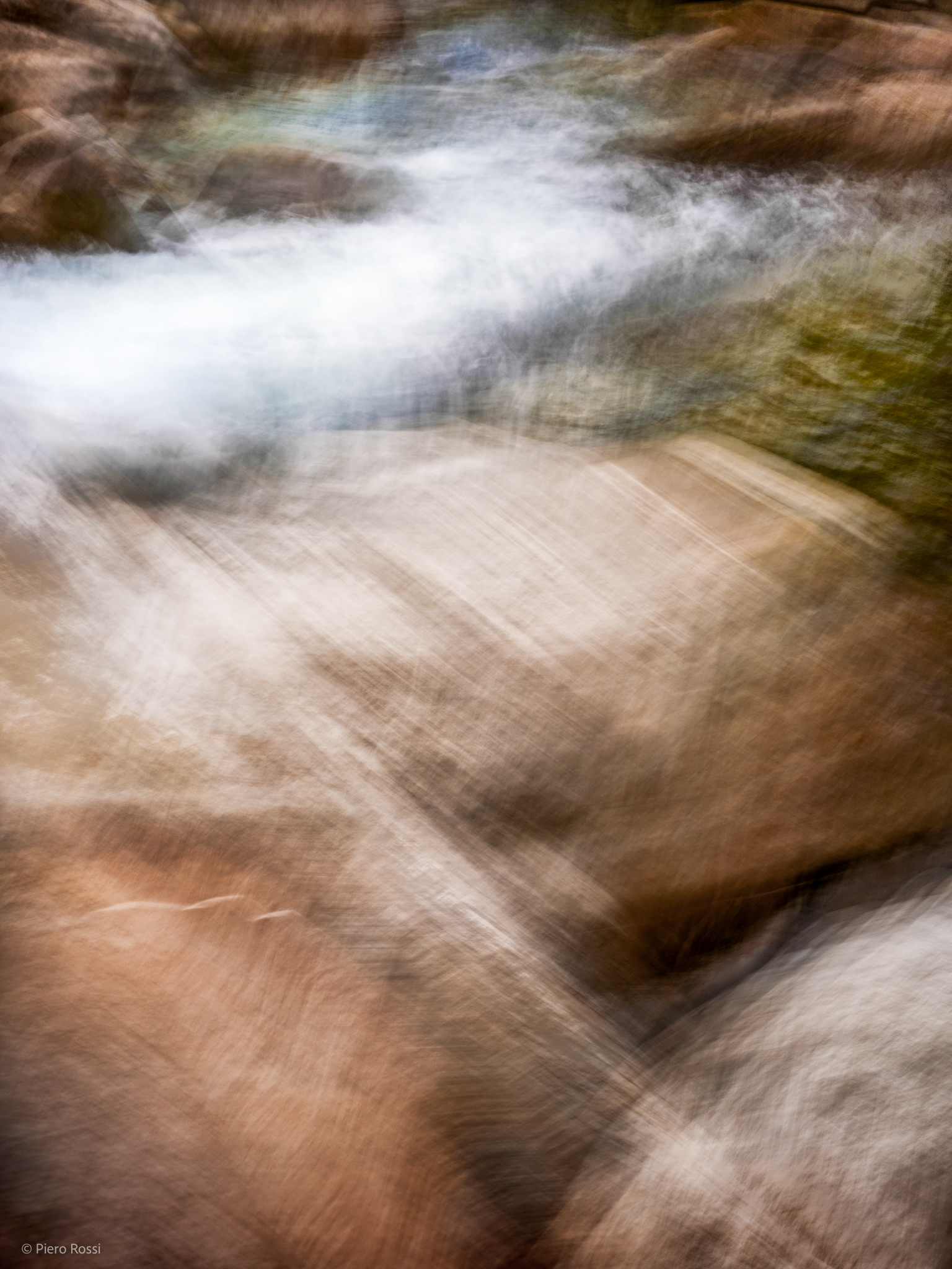 Fotografie aus dem Fluss Verzasca, im Kanton Tessin, Schweiz. Screenreader nutzen! Alle Fotografien wurden beschrieben.
