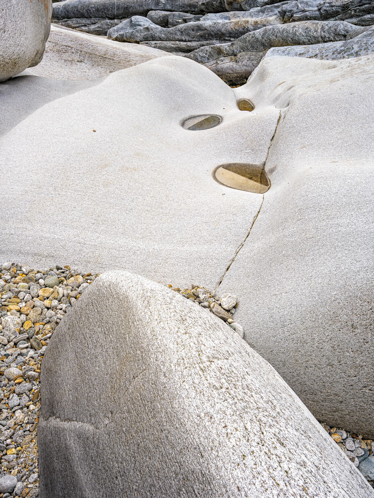 Fotografie aus dem Fluss Verzasca, im Kanton Tessin, Schweiz. Screenreader nutzen! Alle Fotografien wurden beschrieben. 
