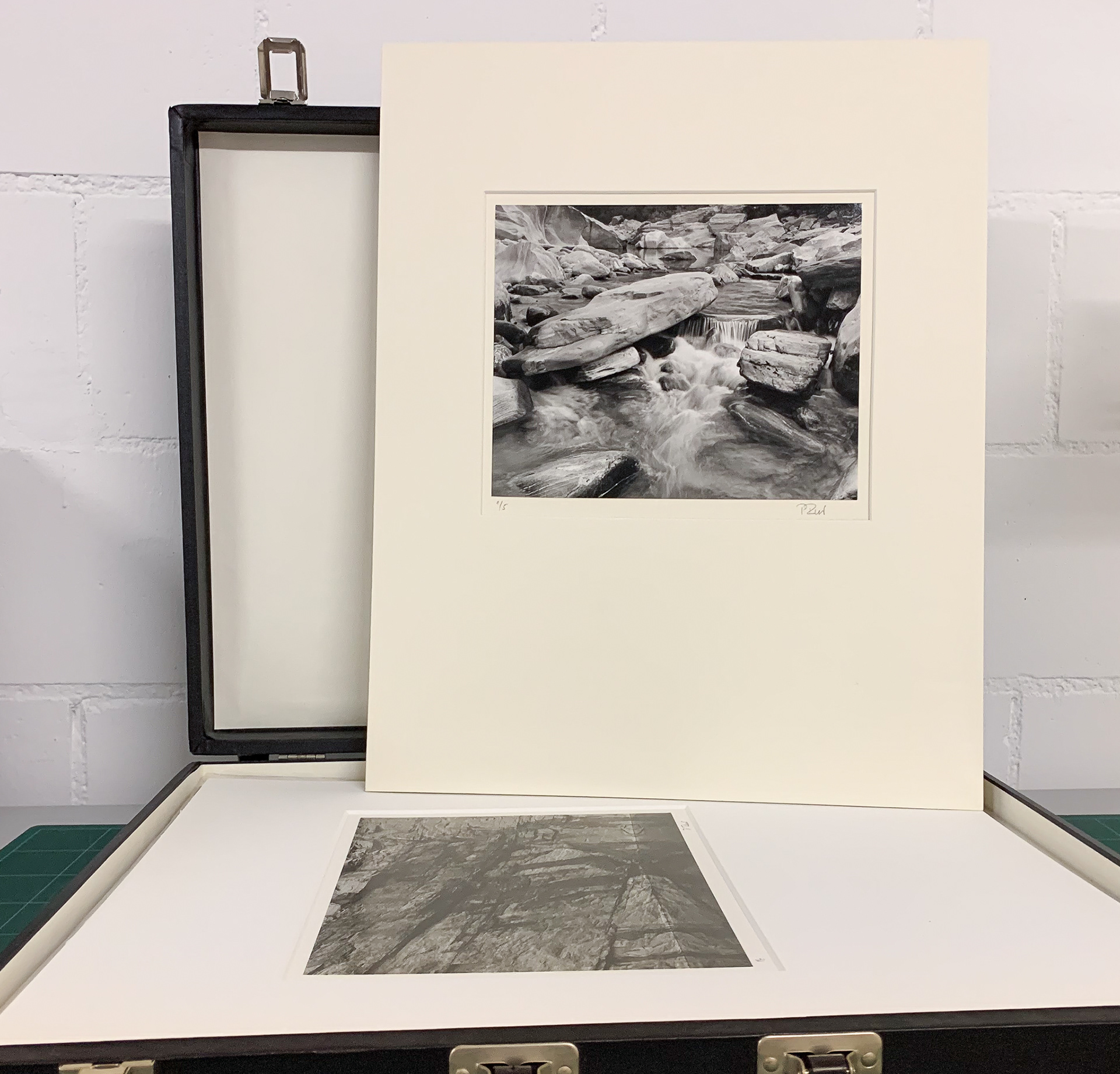 Geöffneter Foto-Archivkoffer. Darin aufgestellt ein Passepartout mit einer Fotografie aus dem Tessin. Fotografiert mit einer Toyo View 8 x 10".