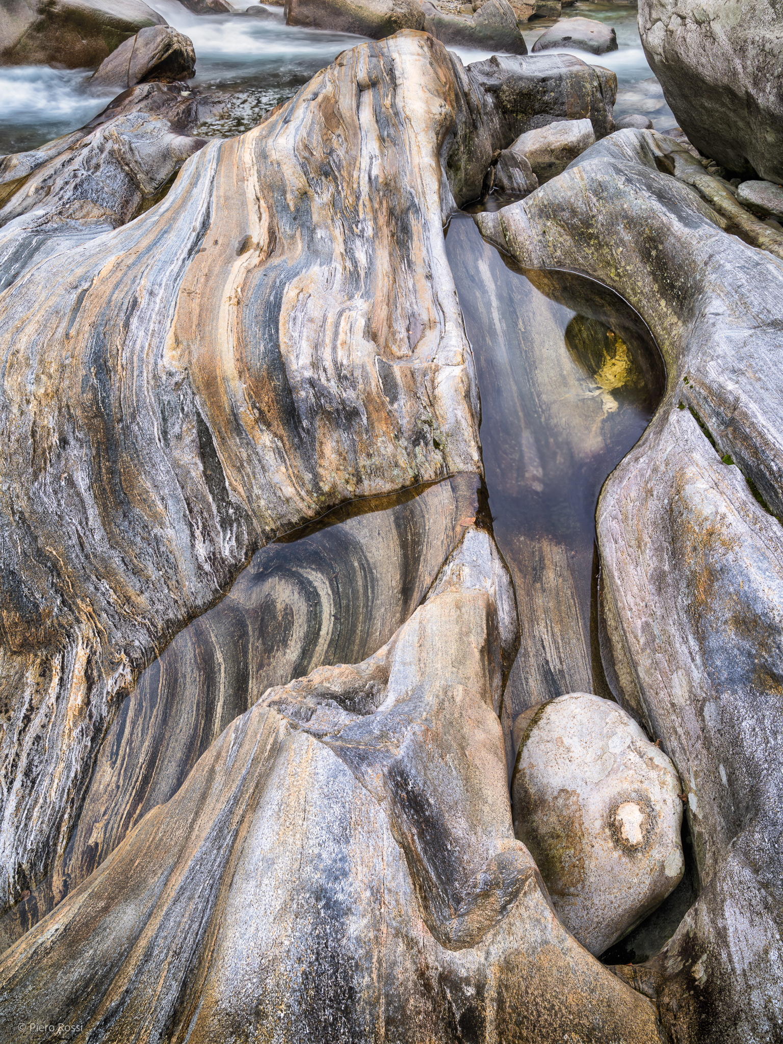 Fotografie aus dem Fluss Verzasca, im Kanton Tessin, Schweiz. Screenreader nutzen! Alle Fotografien wurden beschrieben. 