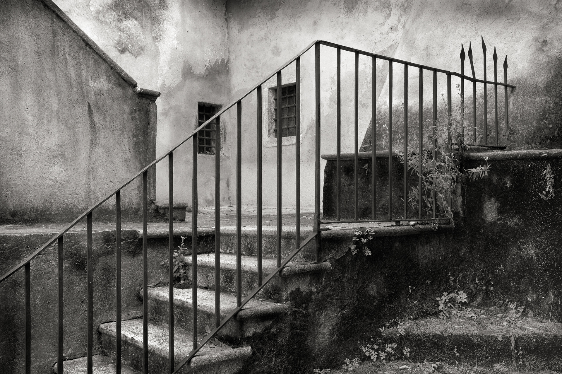 Schwarz-Weiss-Fotografie eines alten Treppenaufgangs in Chiavenna. © Piero Rossi