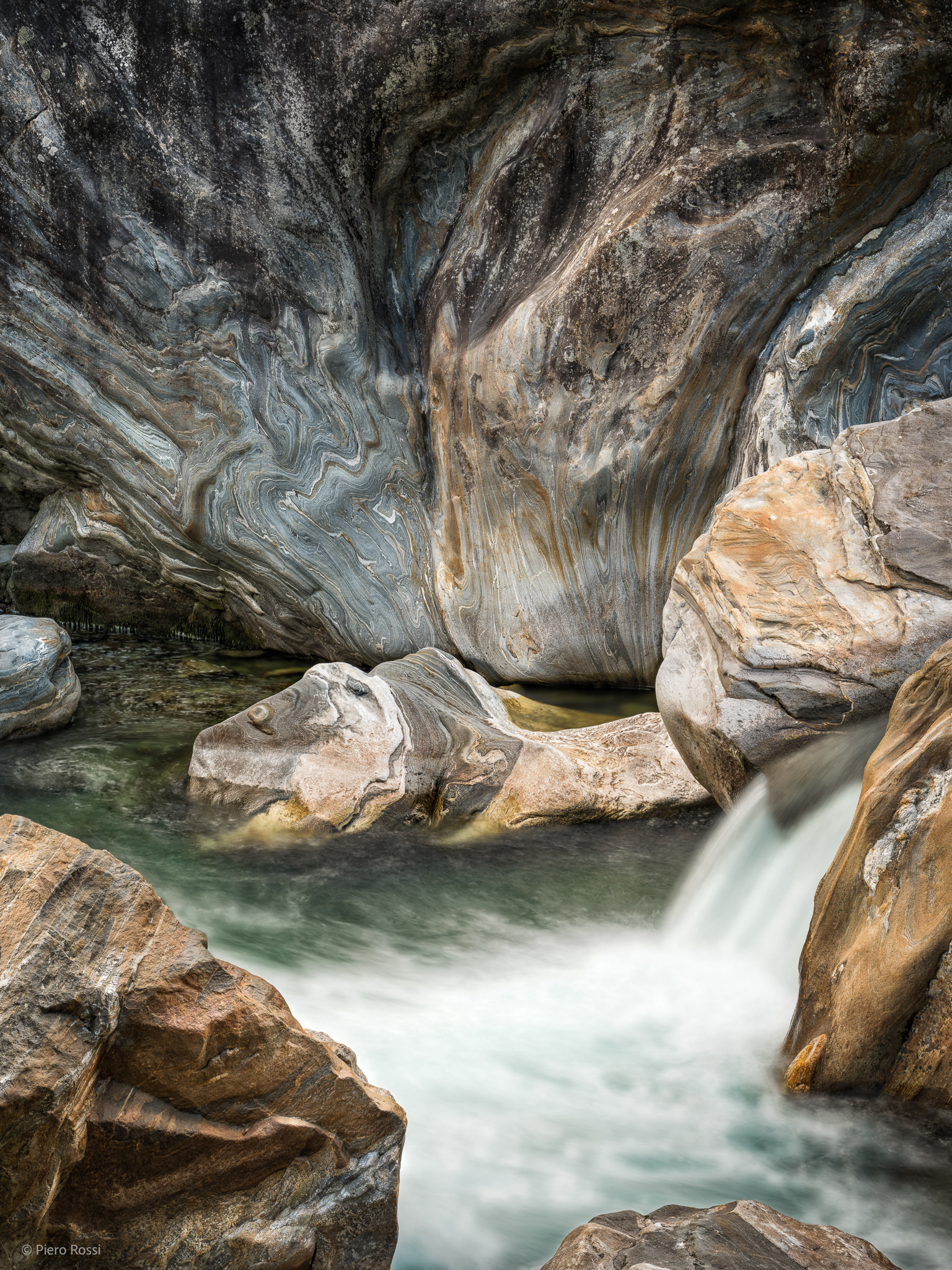 Fotografie aus dem Fluss Verzasca, im Kanton Tessin, Schweiz. Screenreader nutzen! Alle Fotografien wurden beschrieben. 