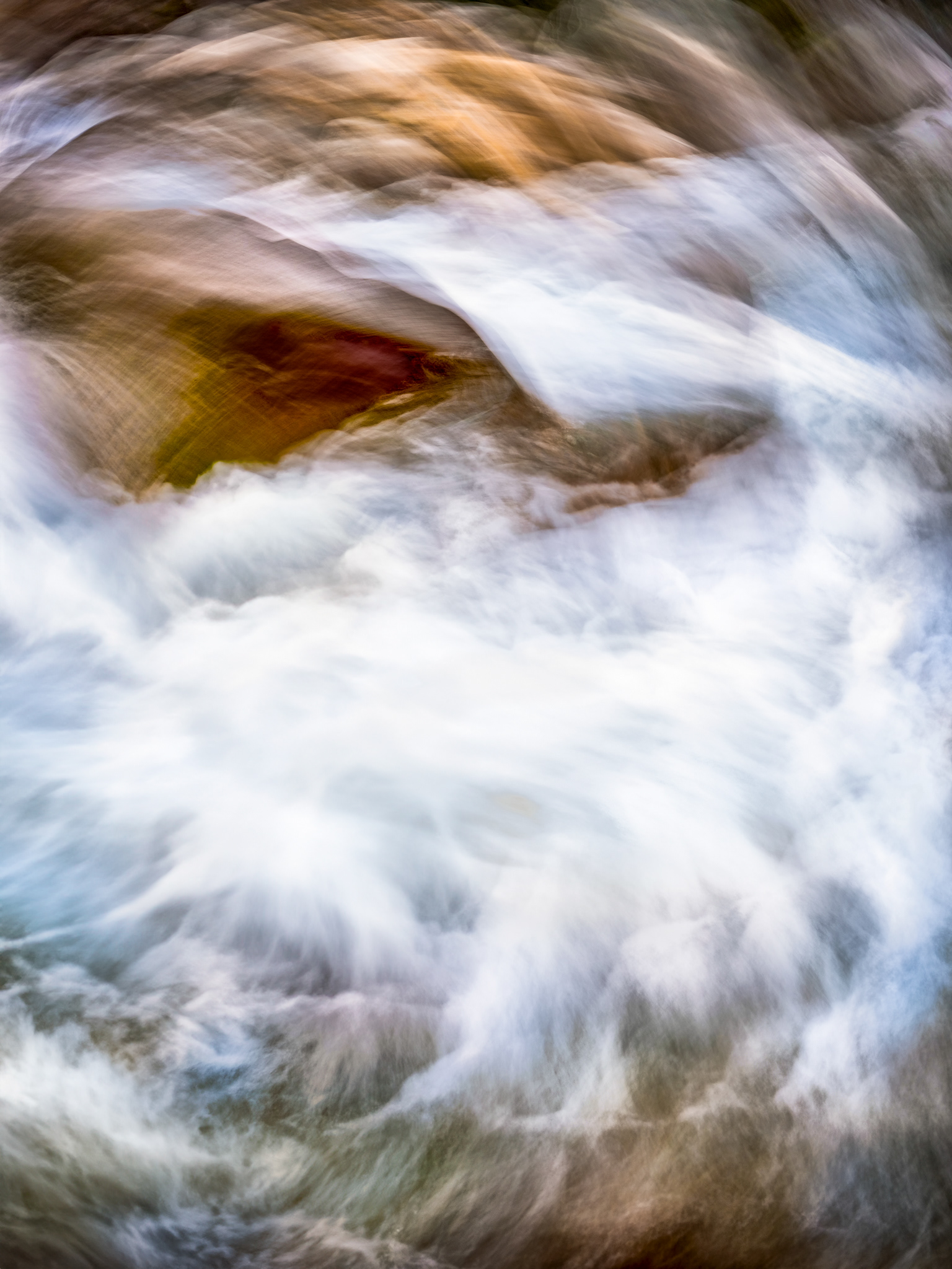 Fotografie aus dem Fluss Verzasca, im Kanton Tessin, Schweiz. Screenreader nutzen! Alle Fotografien wurden beschrieben.