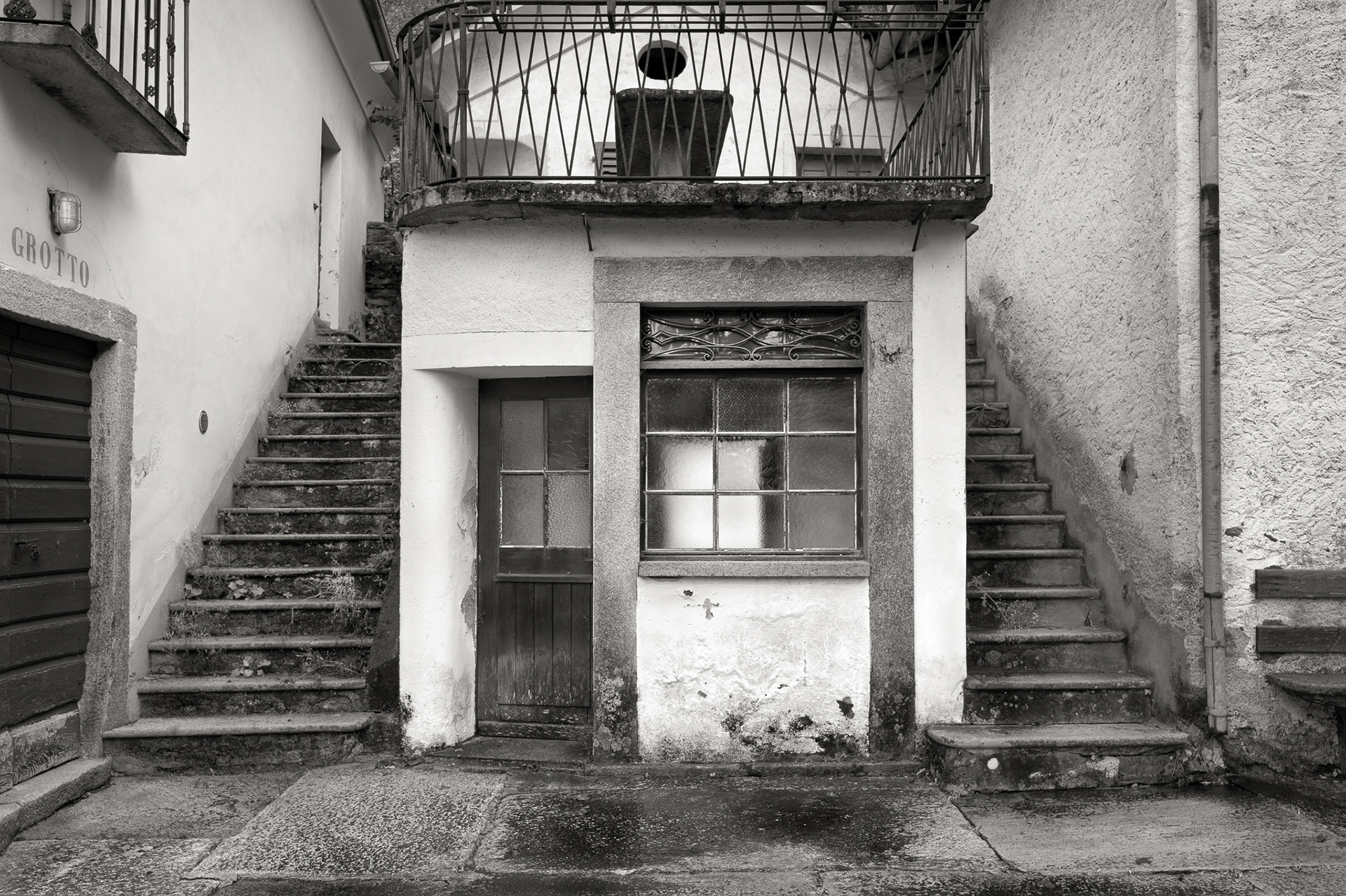 Schwarz-Weiss-Fotografie der alten Jugendherberge in Bondo, Val Bregaglia. © Piero Rossi