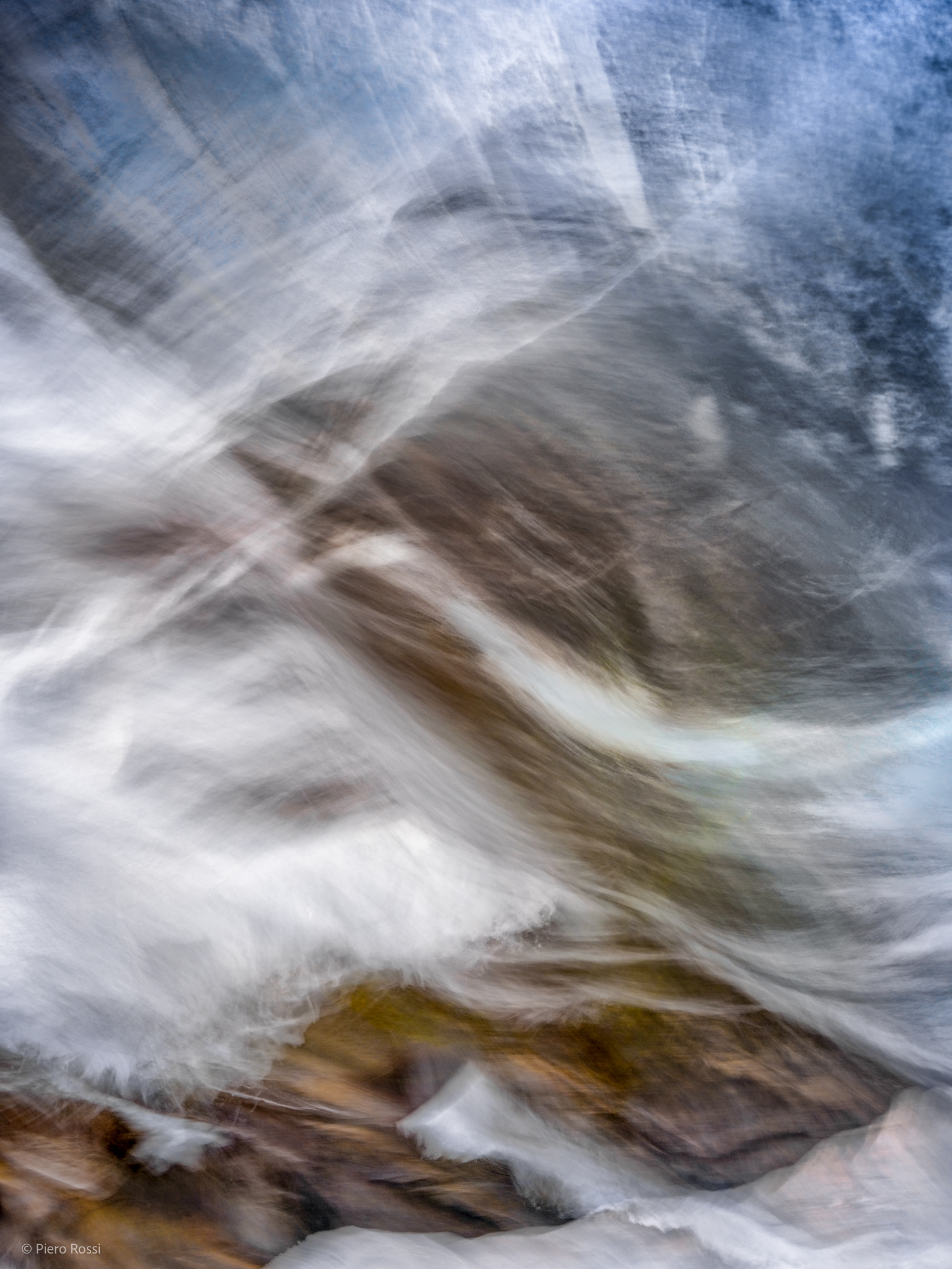 Fotografie aus dem Fluss Verzasca, im Kanton Tessin, Schweiz. Screenreader nutzen! Alle Fotografien wurden beschrieben.