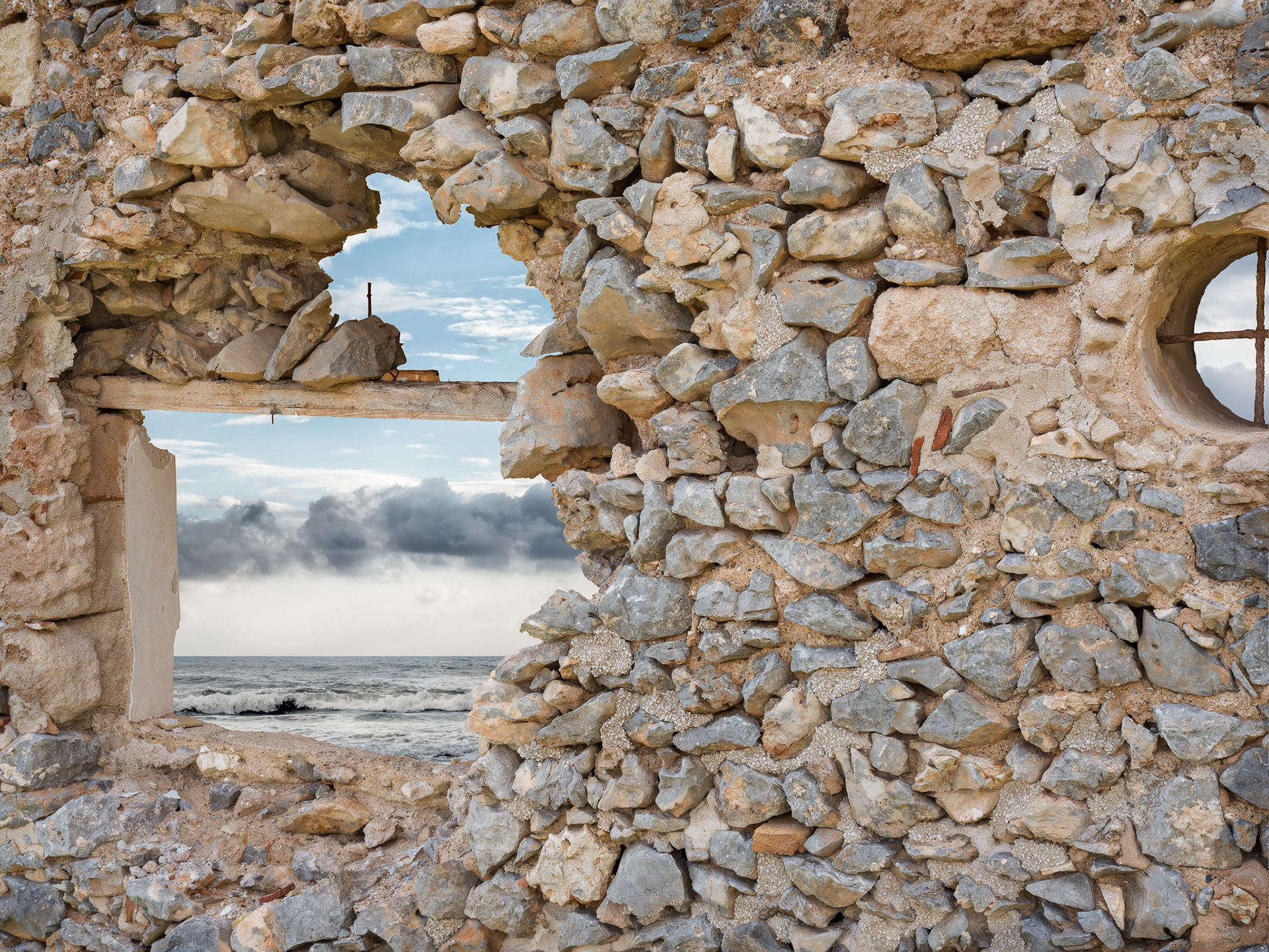 Alter Mauer mit zwei Öffnungen und sicht auf das Meer. © Piero Rossi