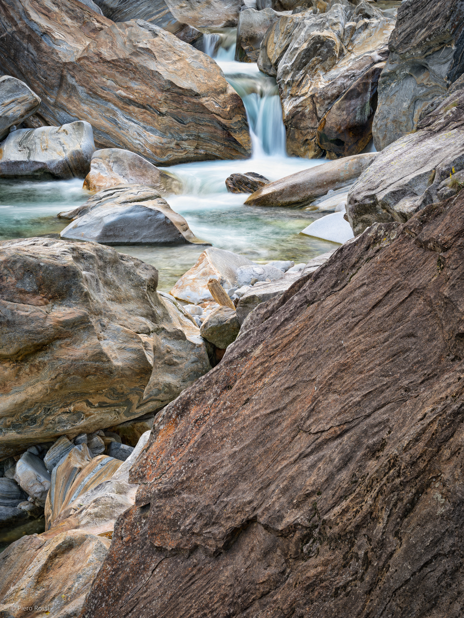 Fotografie aus dem Fluss Verzasca, im Kanton Tessin, Schweiz. Screenreader nutzen! Alle Fotografien wurden beschrieben. 