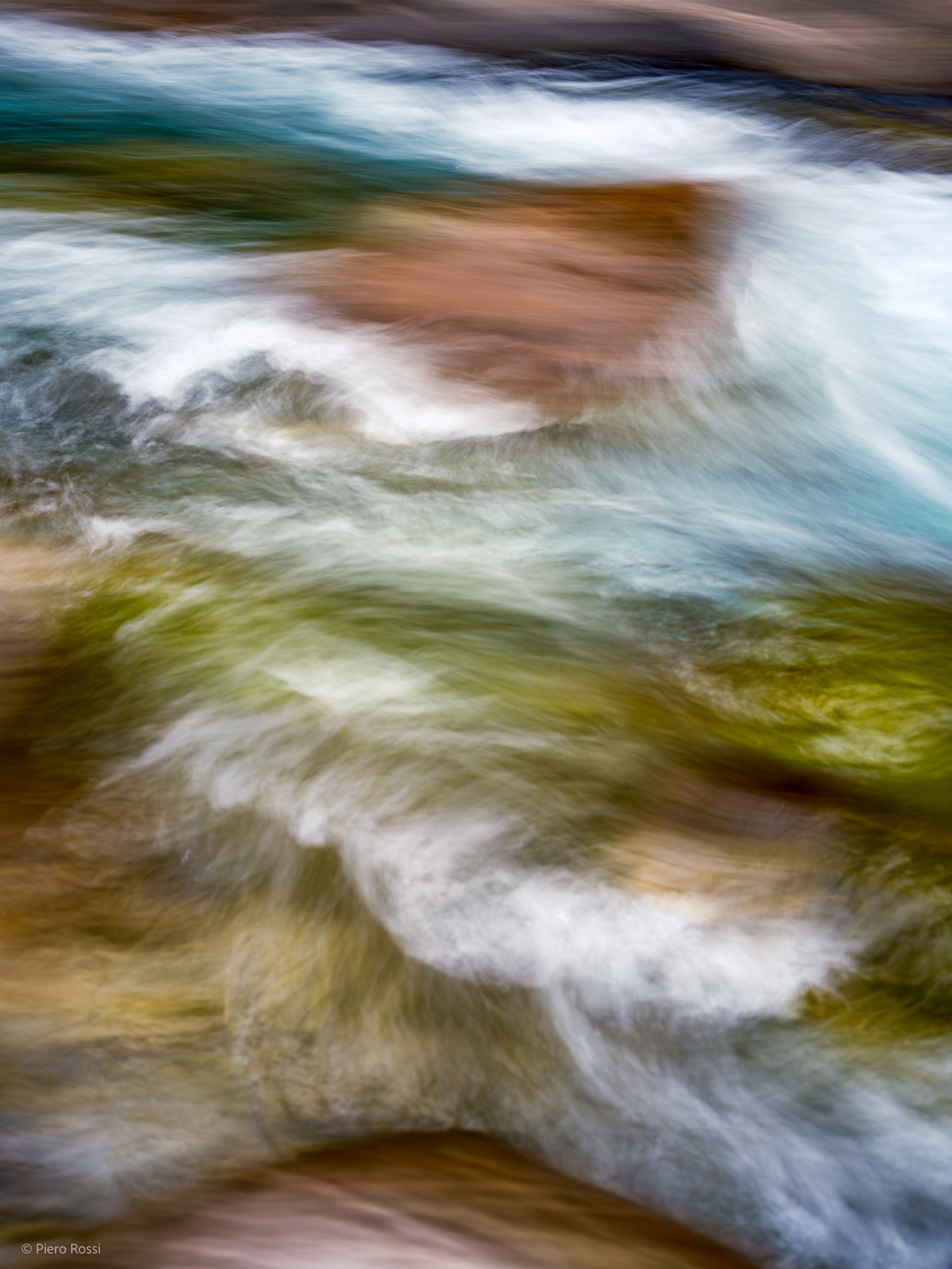 Fotografie aus dem Fluss Verzasca, im Kanton Tessin, Schweiz. Screenreader nutzen! Alle Fotografien wurden beschrieben.