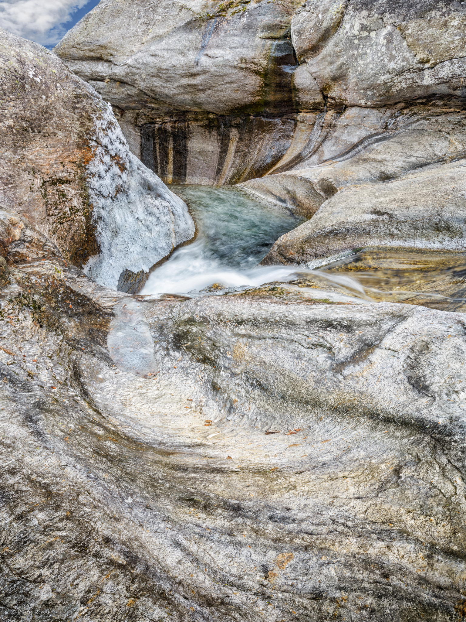 Fotografie aus dem Fluss Verzasca, im Kanton Tessin, Schweiz. Screenreader nutzen! Alle Fotografien wurden beschrieben. 