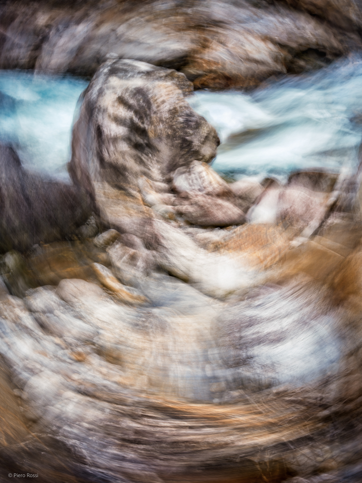 Fotografie aus dem Fluss Verzasca, im Kanton Tessin, Schweiz. Screenreader nutzen! Alle Fotografien wurden beschrieben.