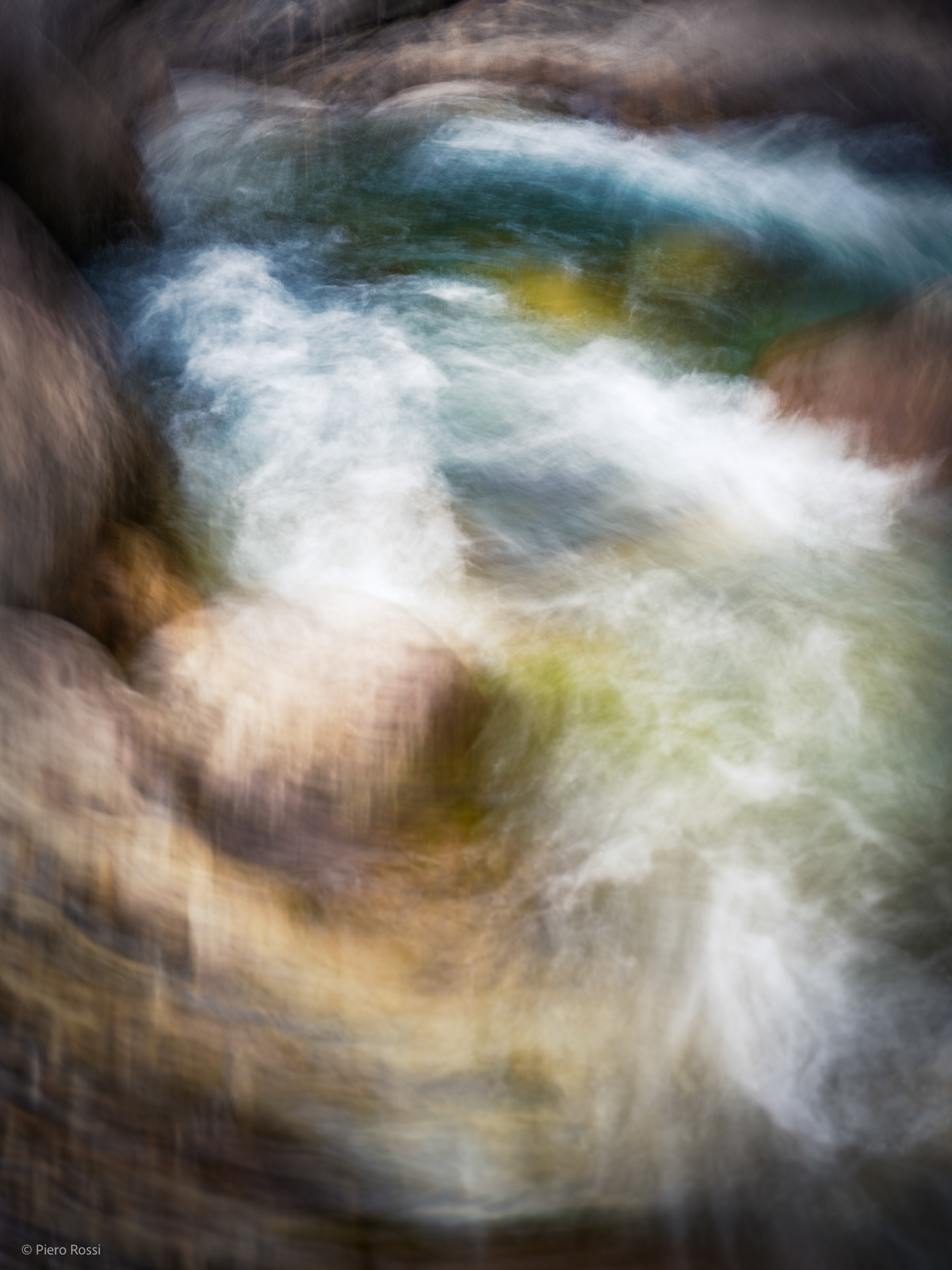 Fotografie aus dem Fluss Verzasca, im Kanton Tessin, Schweiz. Screenreader nutzen! Alle Fotografien wurden beschrieben.