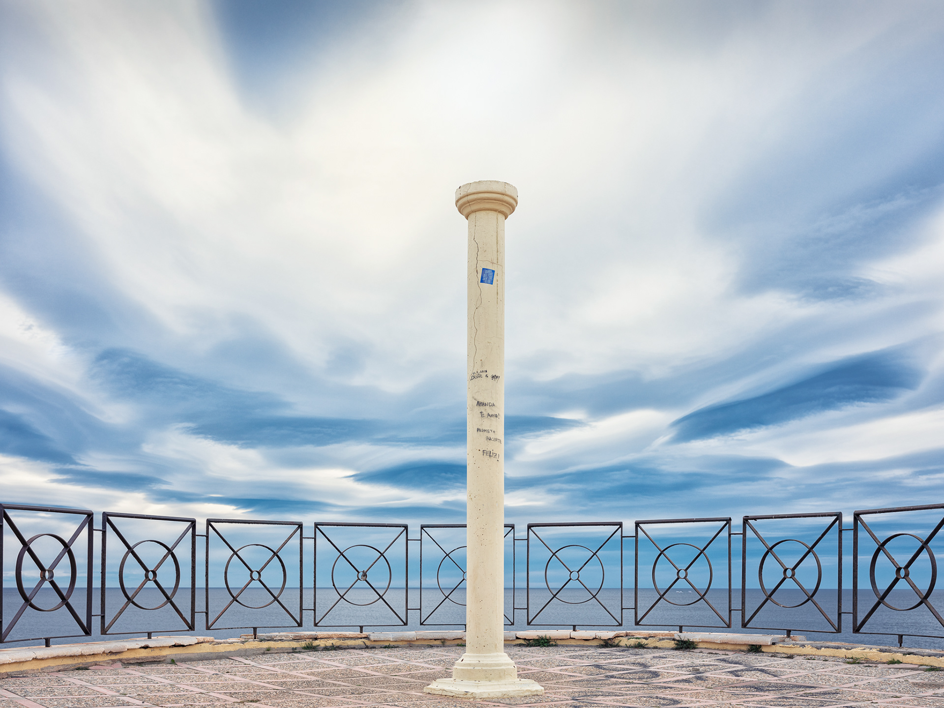 Eine Säule am Meer vor strahlendem Himme. © Piero Rossi