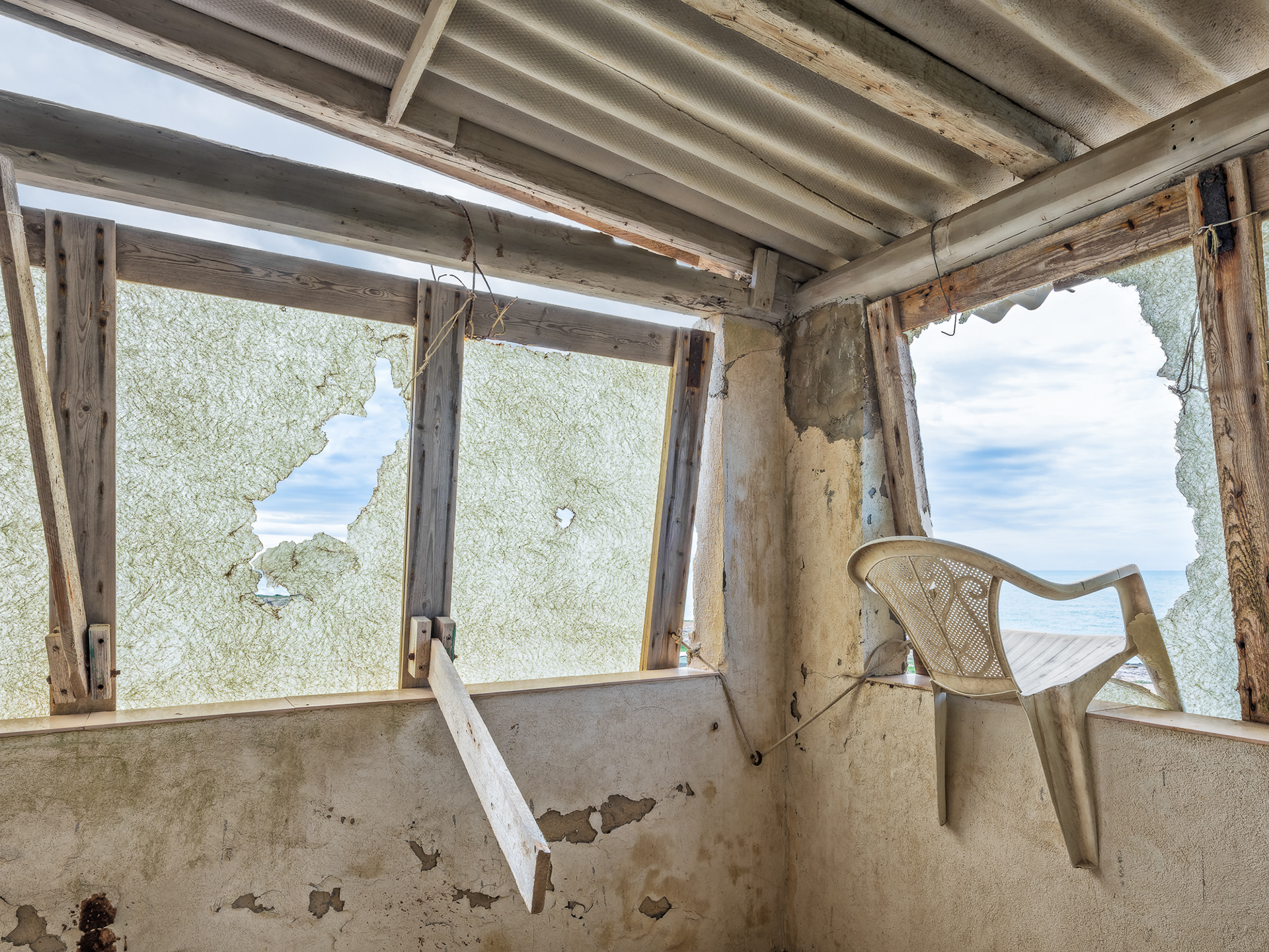 Blick aus einem verlassenen Gebäude auf das Meer. © Piero Rossi