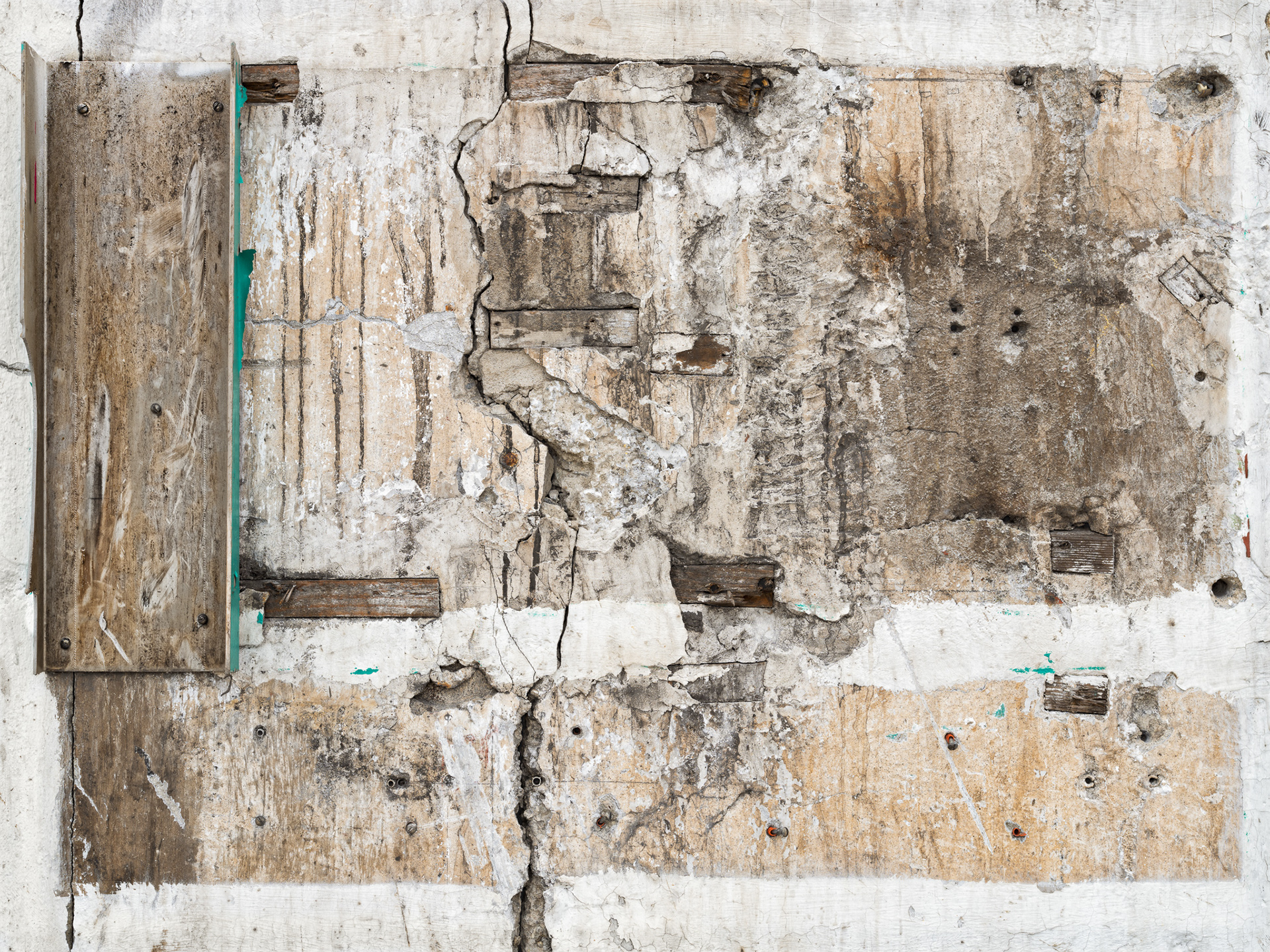 Fotografie einer verwitterten und beschädigten Betonwand. © Piero Rossi