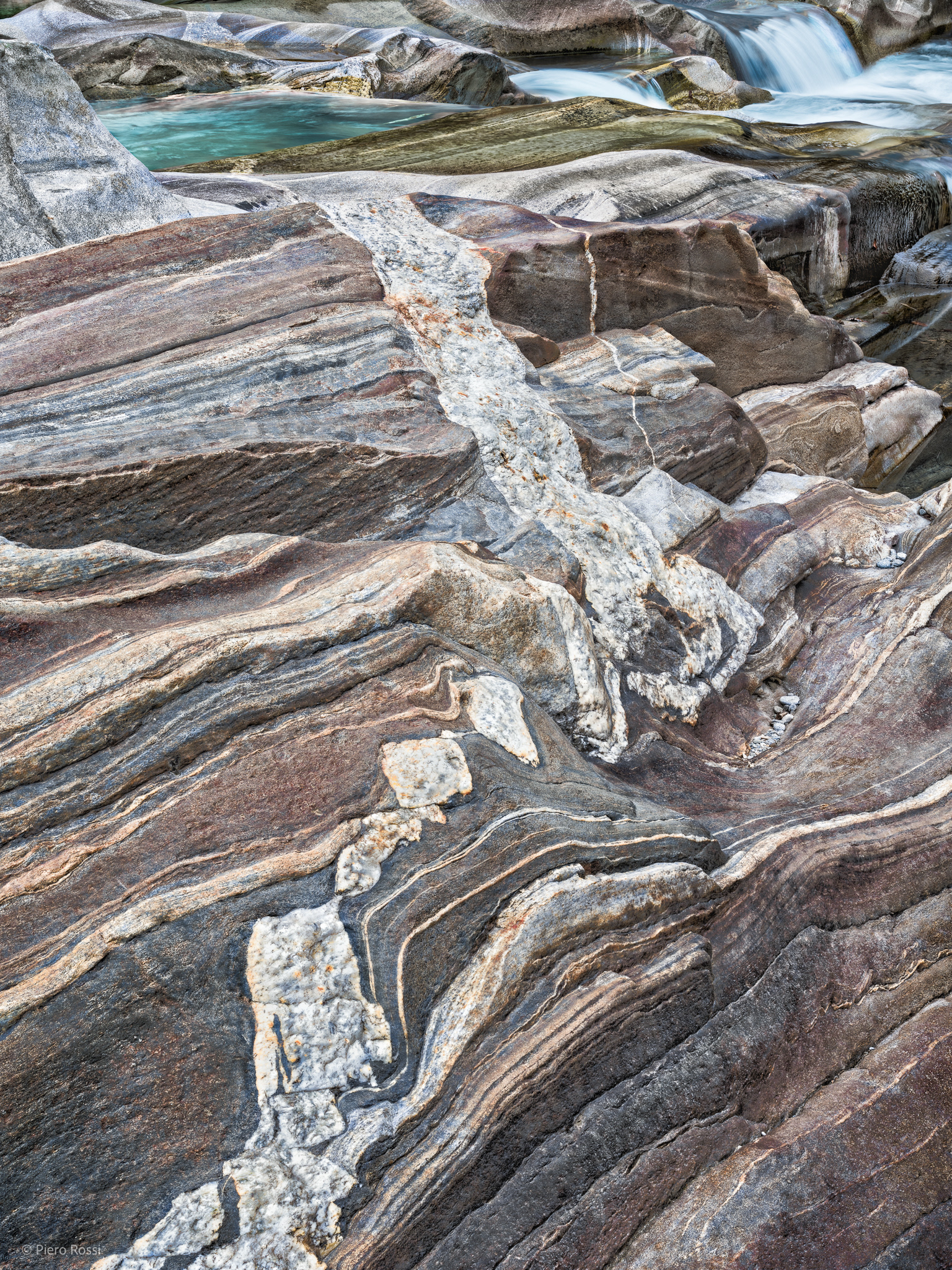 Fotografie aus dem Fluss Verzasca, im Kanton Tessin, Schweiz. Screenreader nutzen! Alle Fotografien wurden beschrieben. 