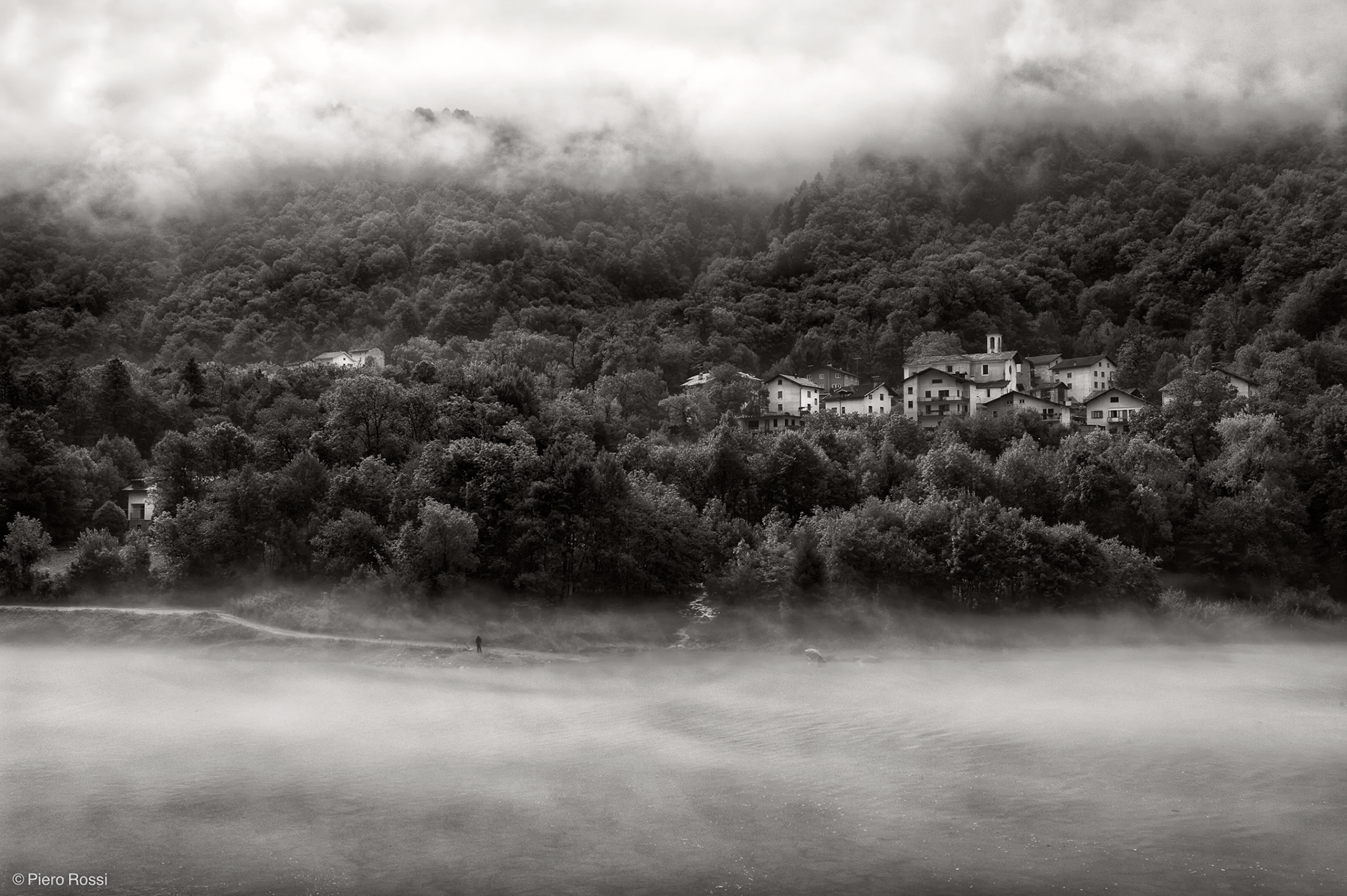 Schwarz-Weiss-Fotografie von San Barnarba im Nebel. Val Bregaglia, Italia. © Piero Rossi
