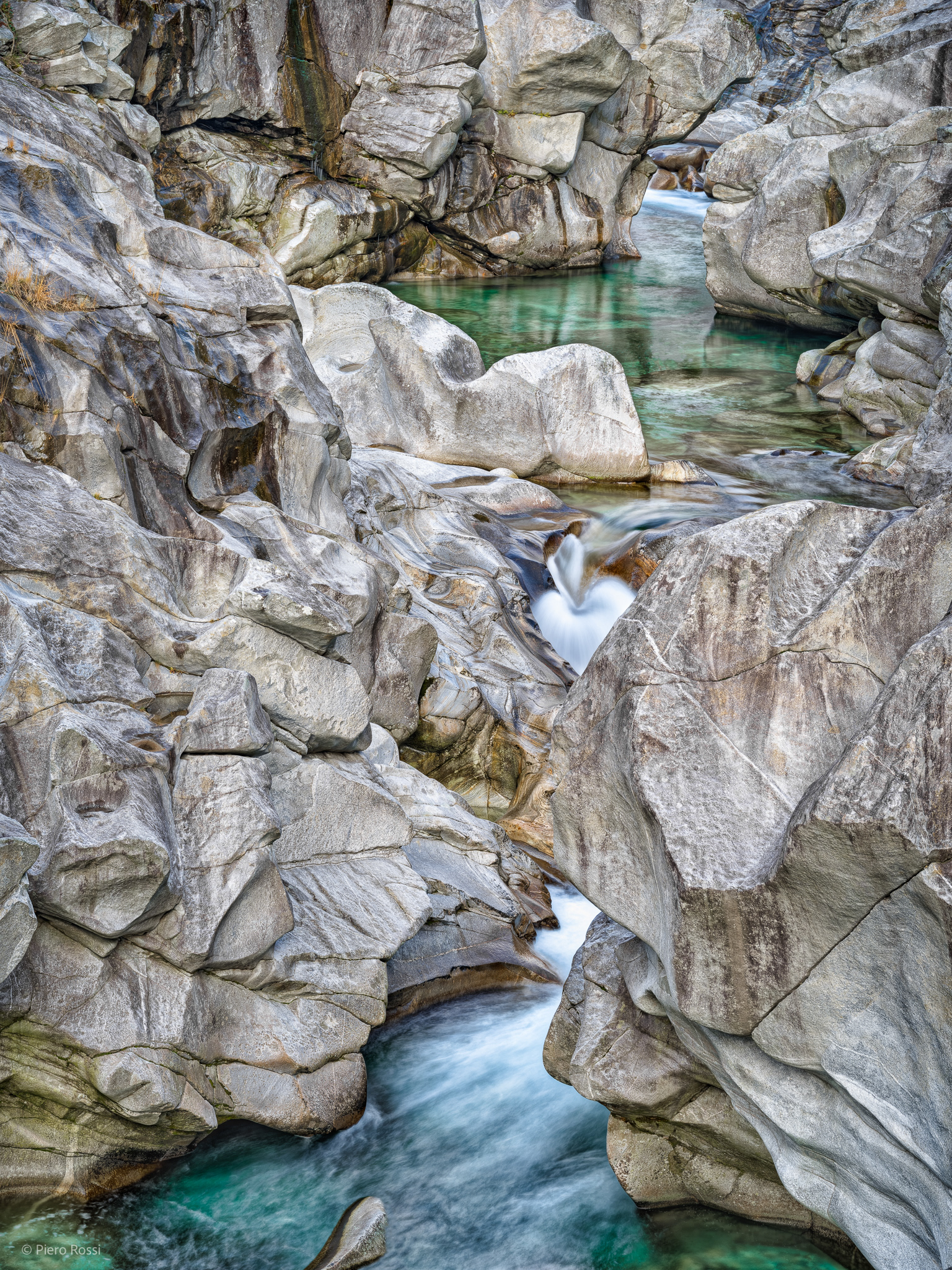 Fotografie aus dem Fluss Verzasca, im Kanton Tessin, Schweiz. Screenreader nutzen! Alle Fotografien wurden beschrieben. 