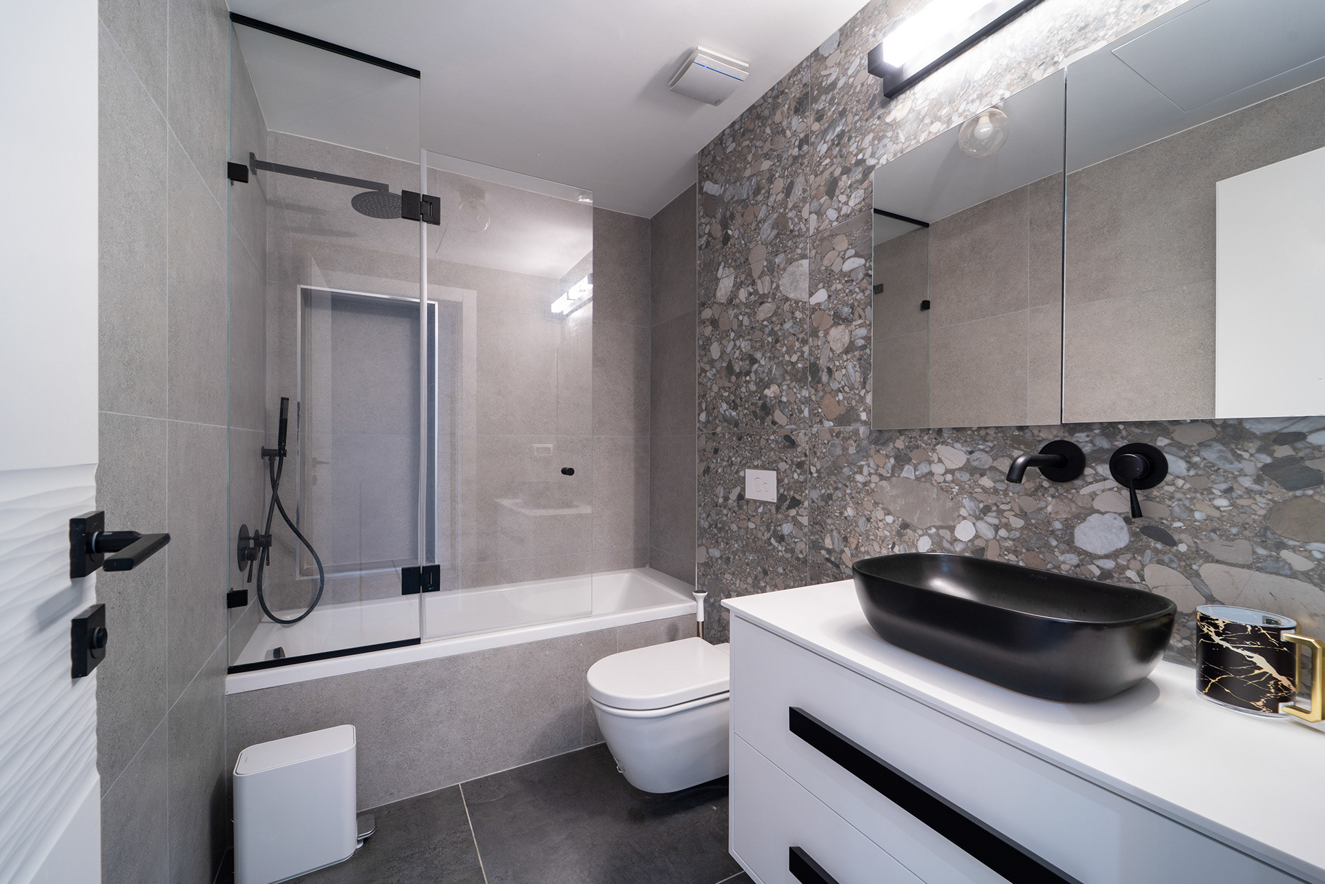 צילום דירות להשכרה עם אור טבעי ושילוב עיצוב פנים