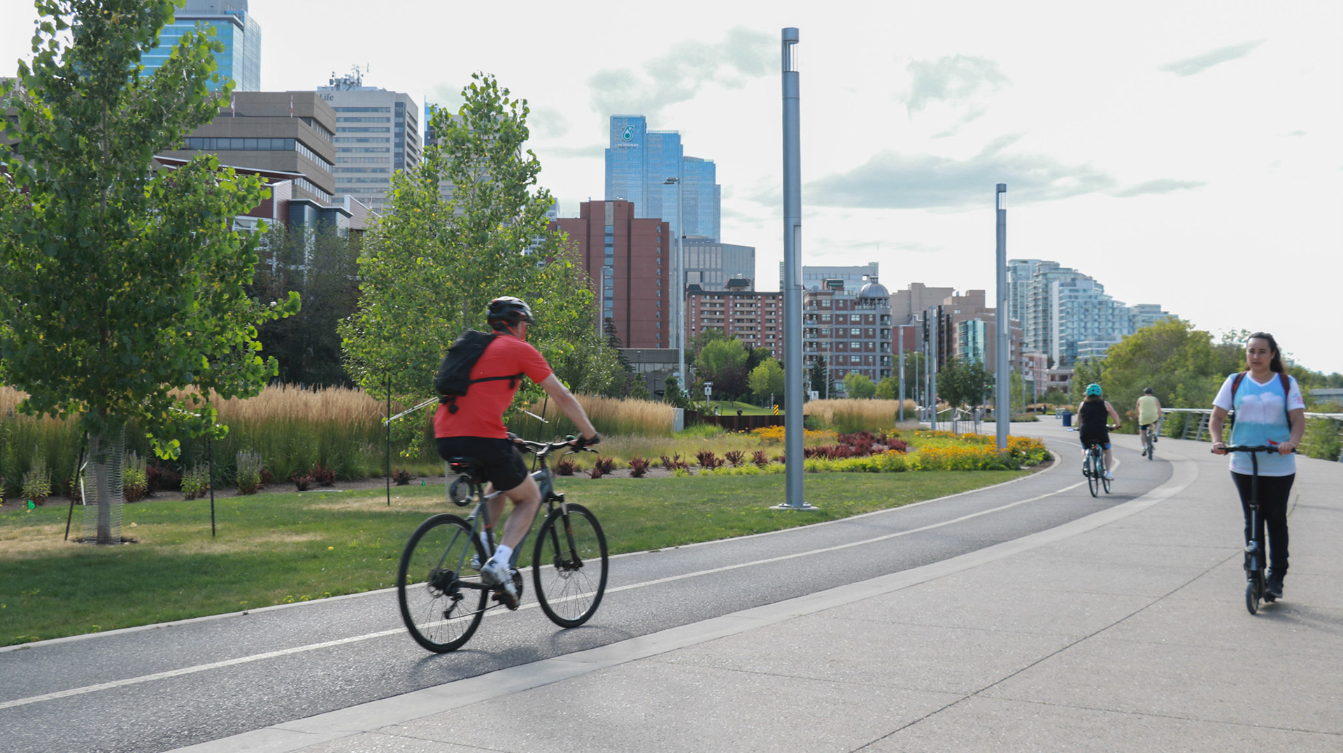 This picture demonstrates a feature photograph for Major Assignment 3 – Feature. This is another image where people can be seen enjoying the outdoors in the beautiful summer by walking, cycling and e-biking along the bow river pathway in downtown Calgary.(Photo by Armaan Khanna/SAIT)