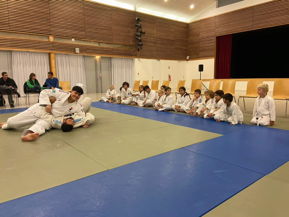 Le DOJO MAUSSANAIS a eu l’honneur et le plaisir d’accueillir Julia TOLOFUA (Vice championne du monde) pour un stage de judo avec nos élèves le jeudi 2 novembre 2023 ! Une soirée réussie et un super moment de partage 🤝🥋🤍 Merci à tous les participants et aux parents !
