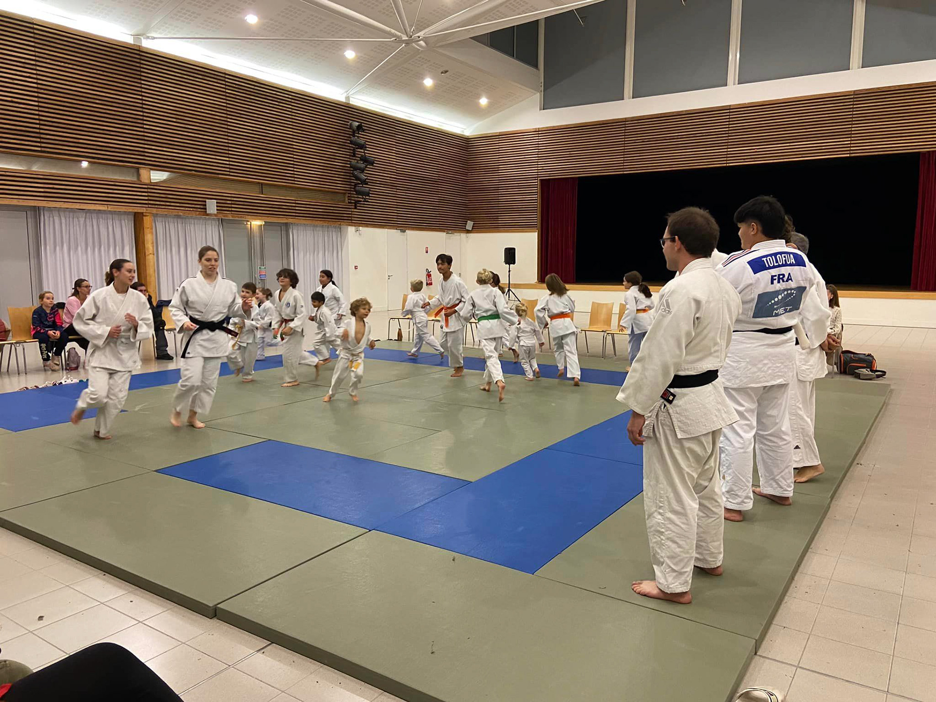 Le DOJO MAUSSANAIS a eu l’honneur et le plaisir d’accueillir Julia TOLOFUA (Vice championne du monde) pour un stage de judo avec nos élèves le jeudi 2 novembre 2023 ! Une soirée réussie et un super moment de partage 🤝🥋🤍 Merci à tous les participants et aux parents !
