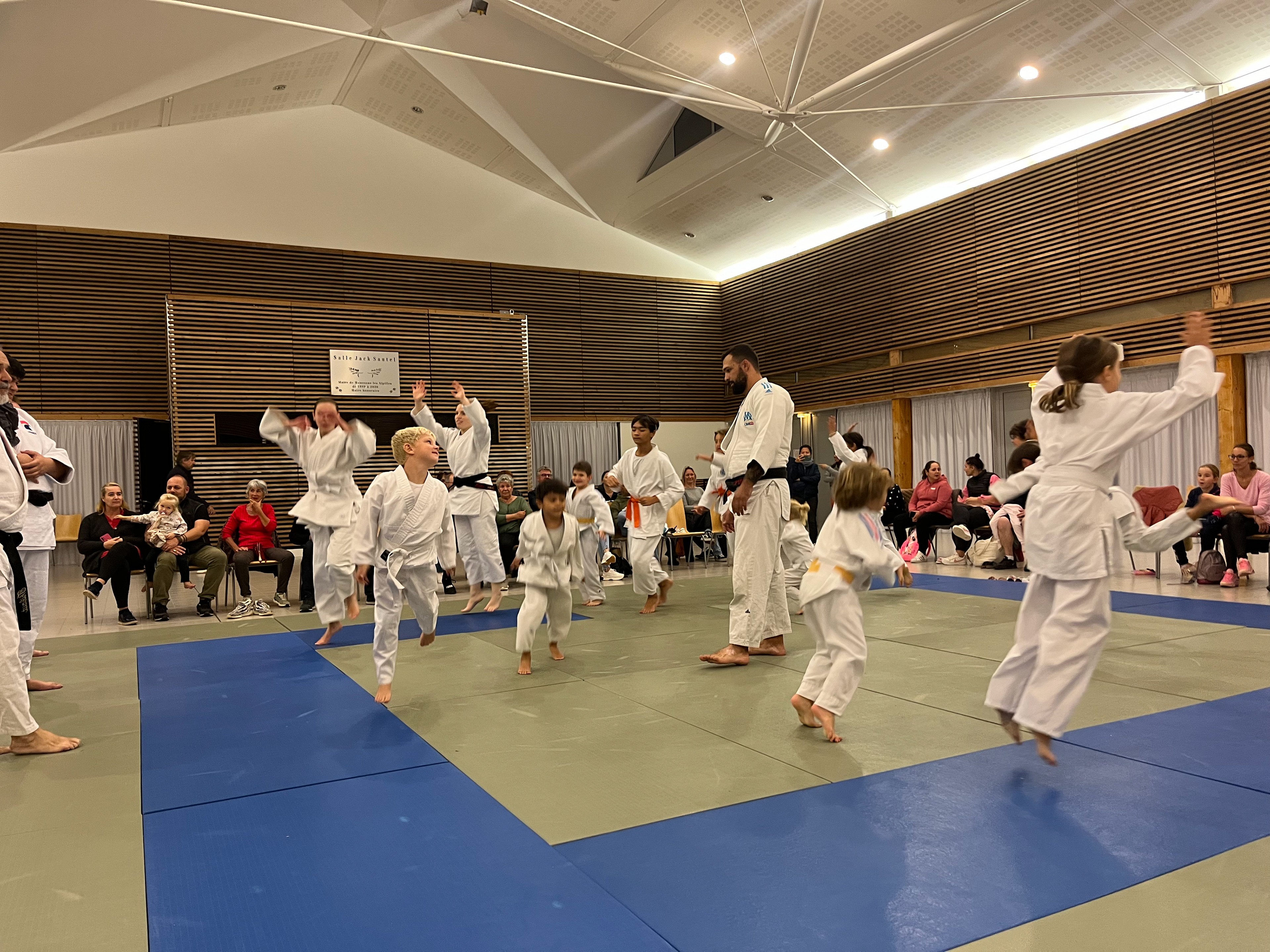 Le DOJO MAUSSANAIS a eu l’honneur et le plaisir d’accueillir Julia TOLOFUA (Vice championne du monde) pour un stage de judo avec nos élèves le jeudi 2 novembre 2023 ! Une soirée réussie et un super moment de partage 🤝🥋🤍 Merci à tous les participants et aux parents !
