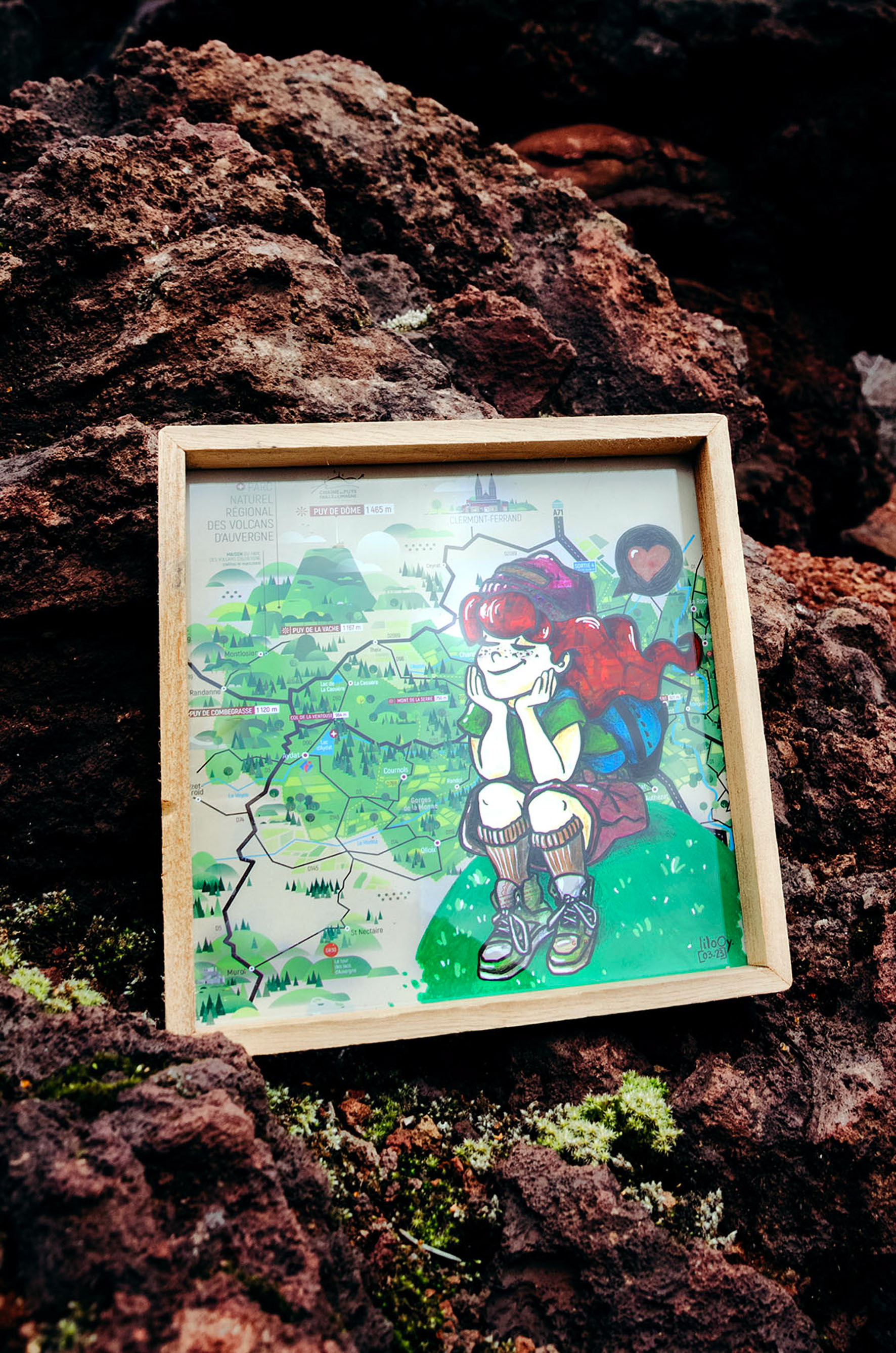 Madame Aventurière • Illustration à la main en technique mixte sur carte touristique des Monts d'Arverne