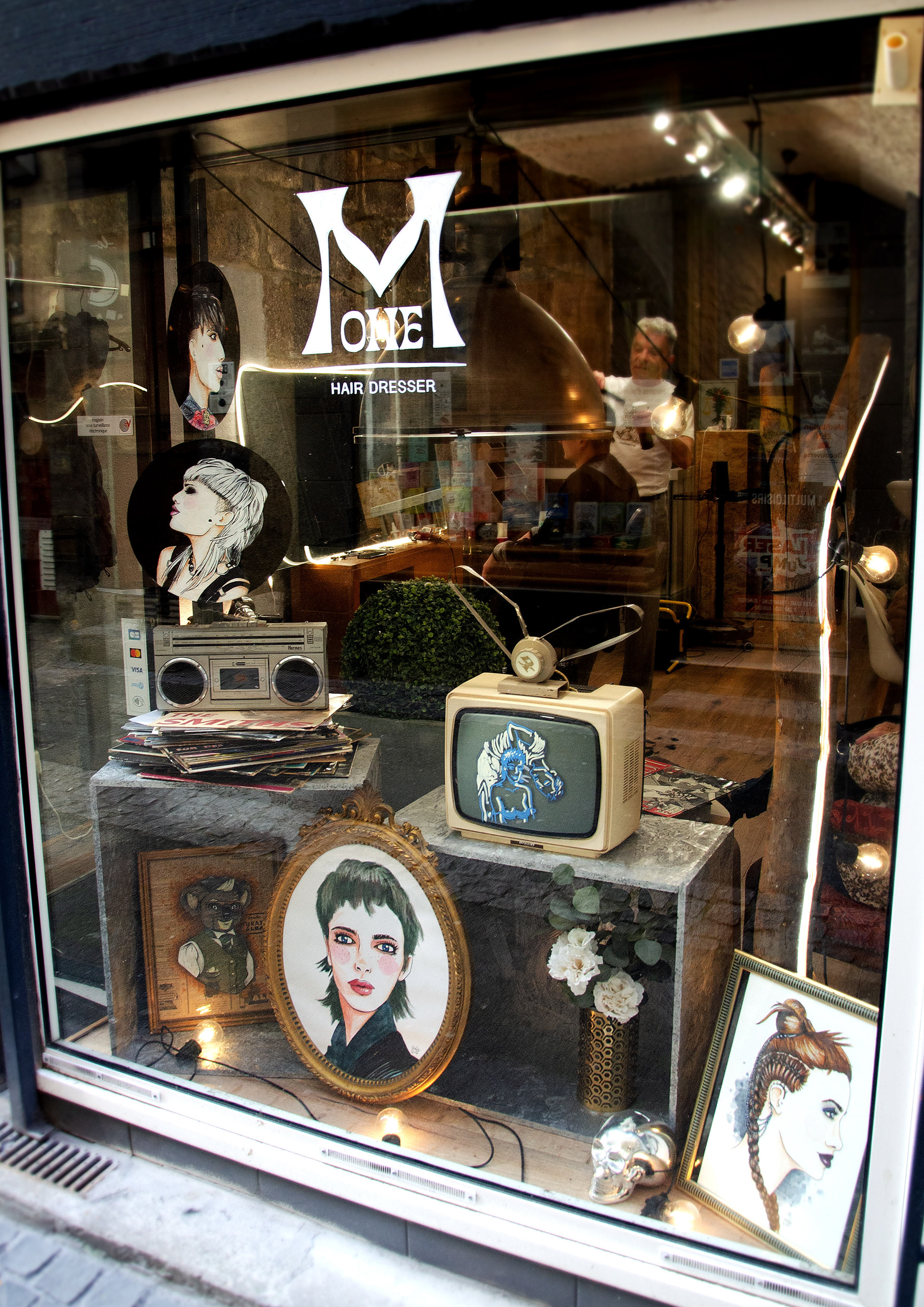 M One Hair Dresser • Illustrations personnalisées sur tout supports pour habillage vitrine.