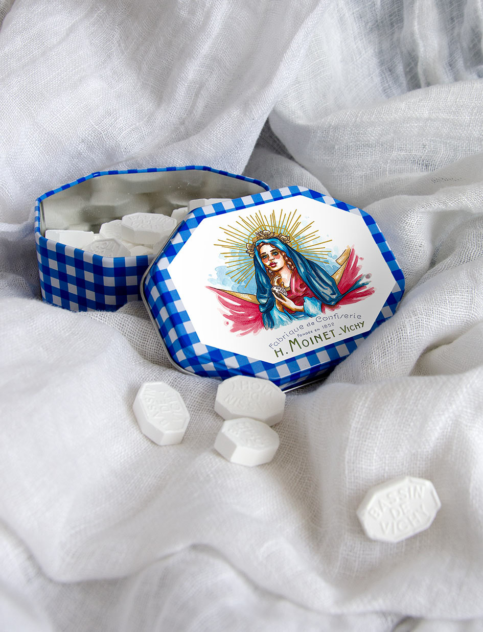 Confiseur Moinet • (projet fictif) Visuel pour célébrer le bicentenaire de la pastille de Vichy avec une boîte collector à la forme de la pastille et au motif Vichy.