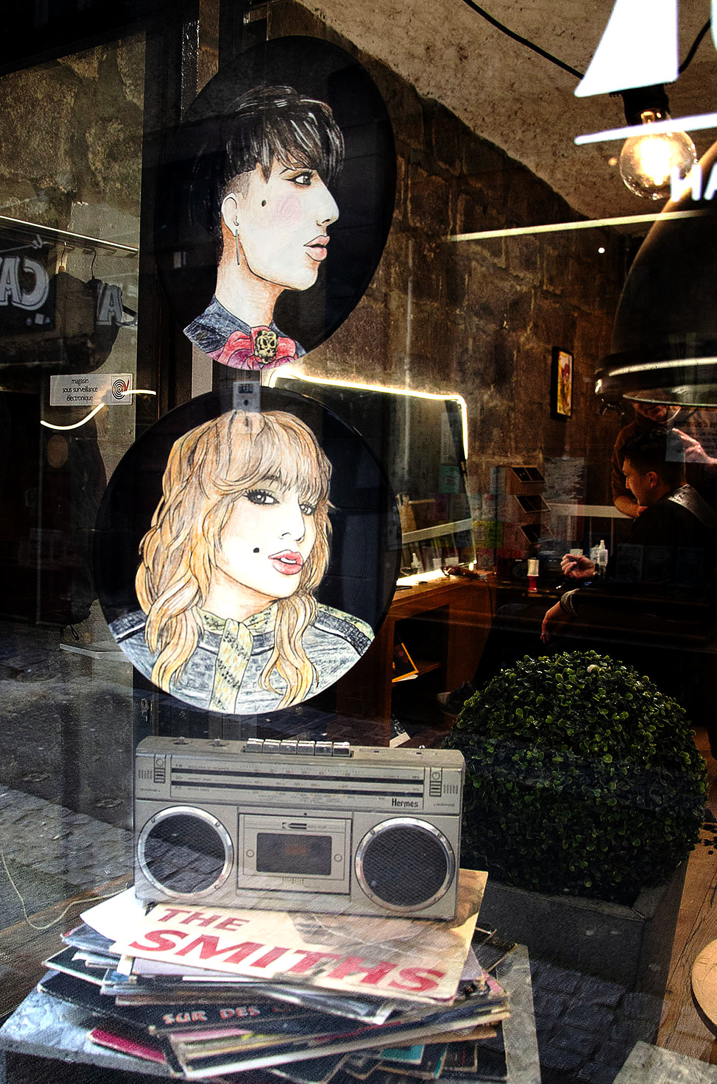 Portraits coiffures • Commande professionnelle pour la mise en avant d'une vitrine de coiffeur • Illustration à la main sur vinyles en recto-verso