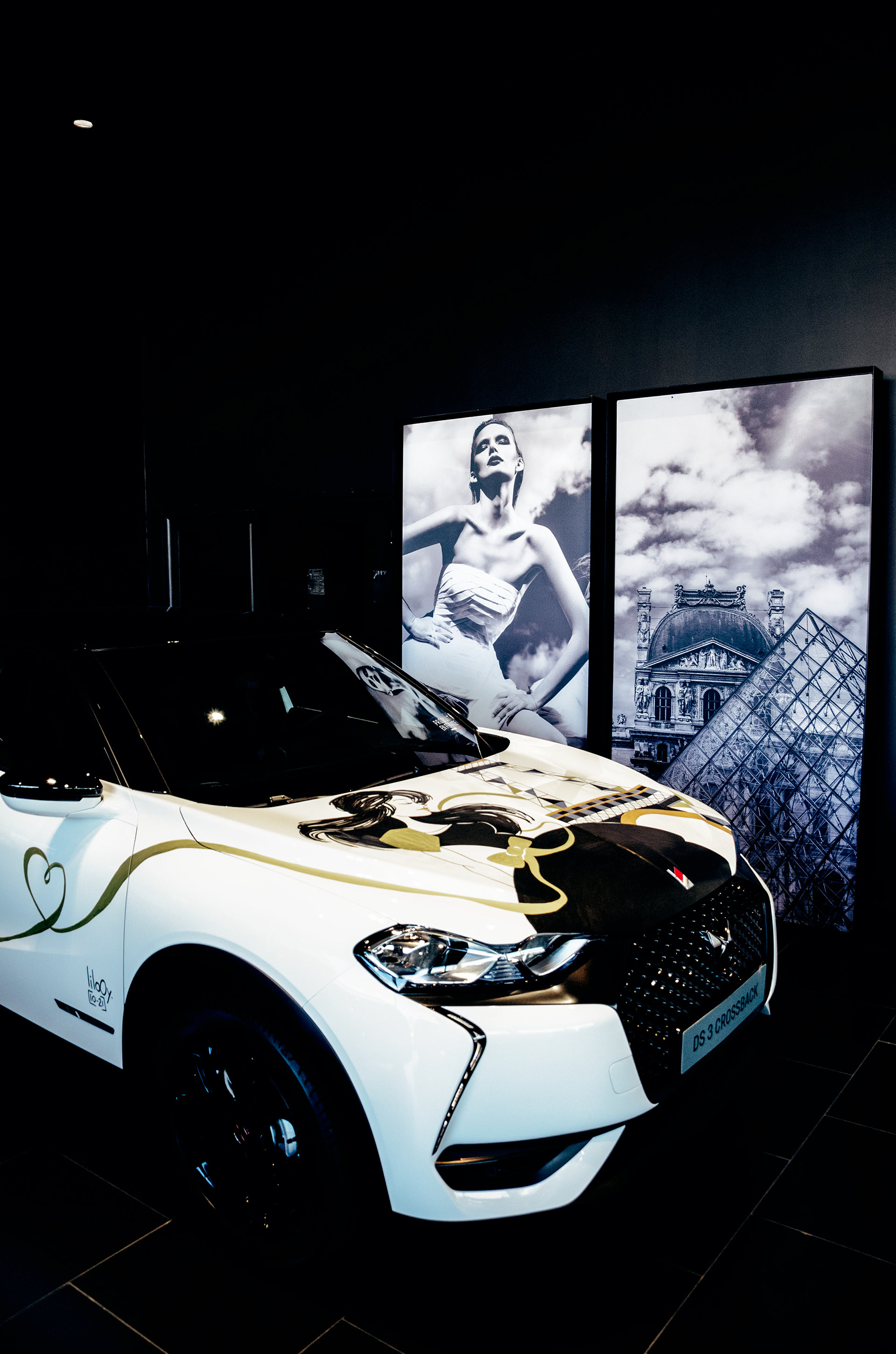 Madame Parisienne • Commande professionnelle par DS Store Oppidum Automobiles Clermont-Ferrand • Live Painting sur véhicule DS3 Crossback 2021