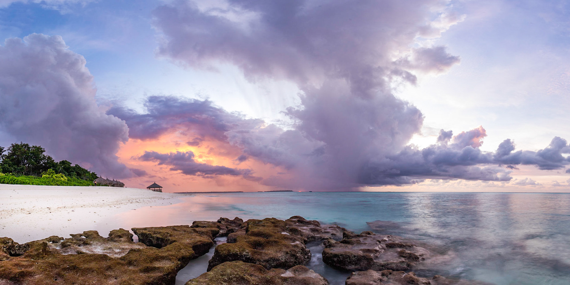 Malediven - Sonnenuntergang nach einem Gewitter