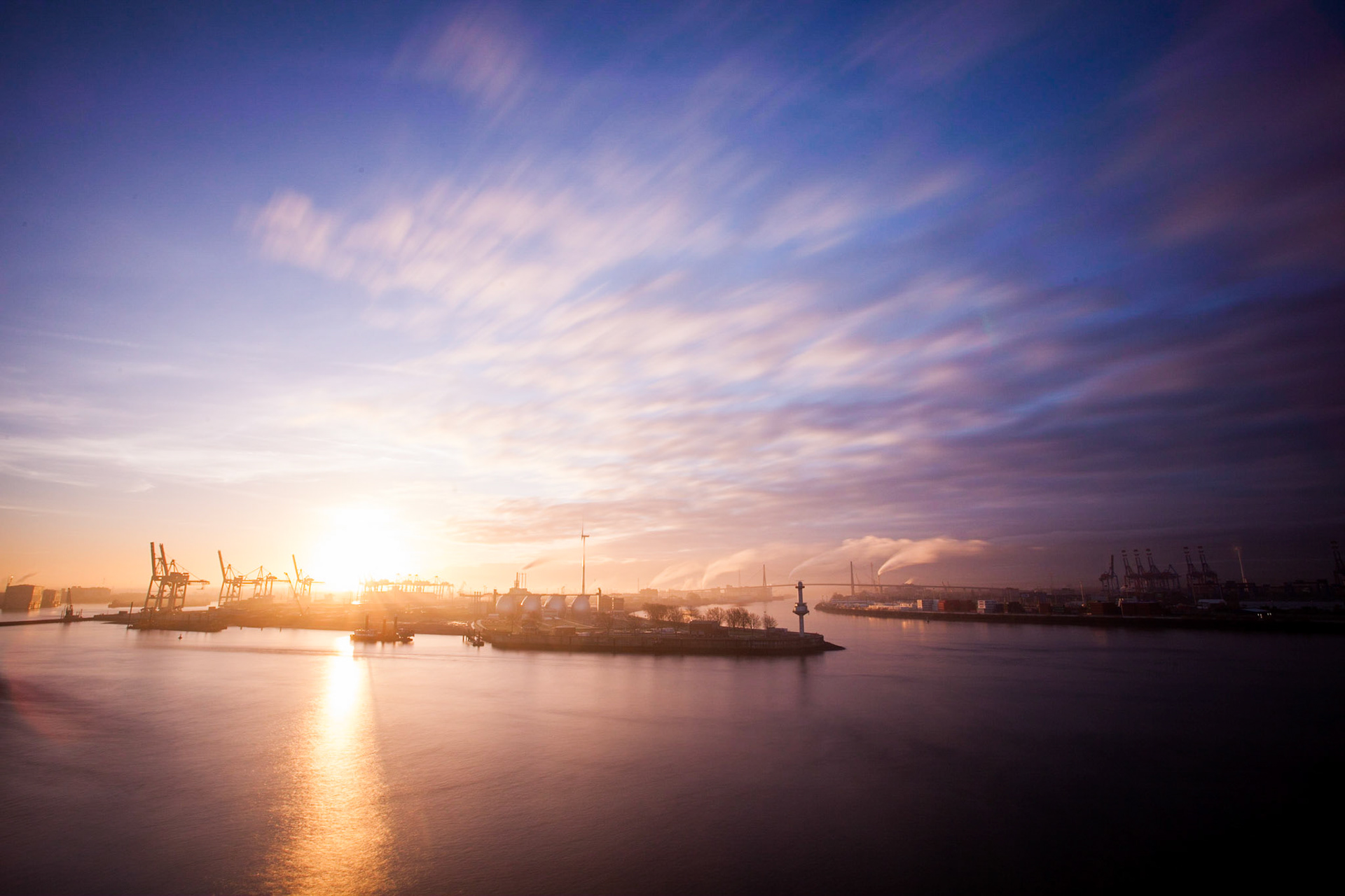 Hamburg - Sonnenaufgang im Hafen