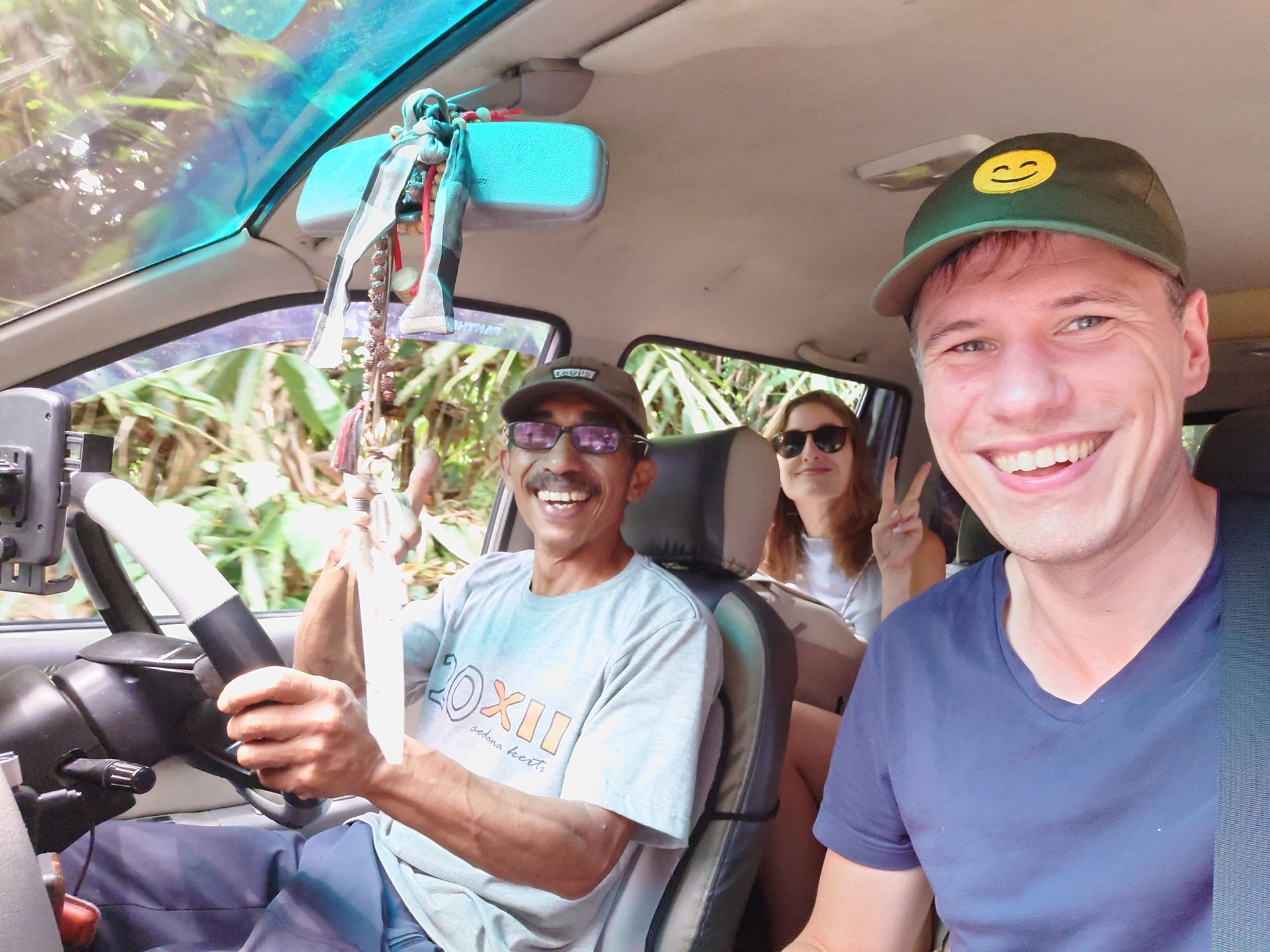 Im Auto mit Pak Gede.