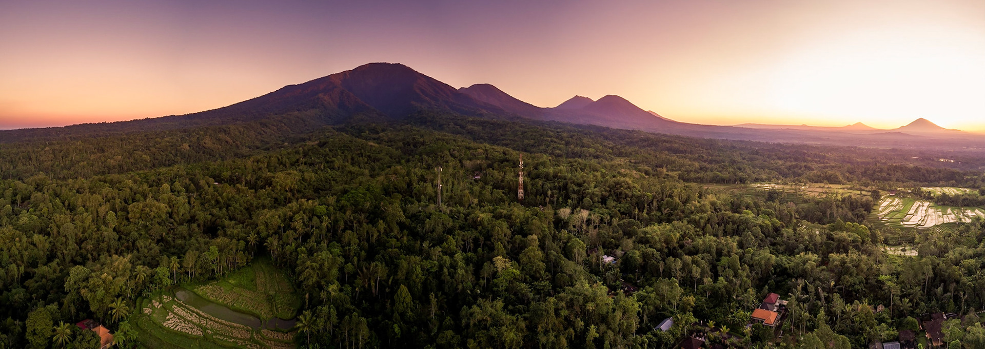 Bali - Sonnenaufgang hinter dem Vulkan Mount Agung