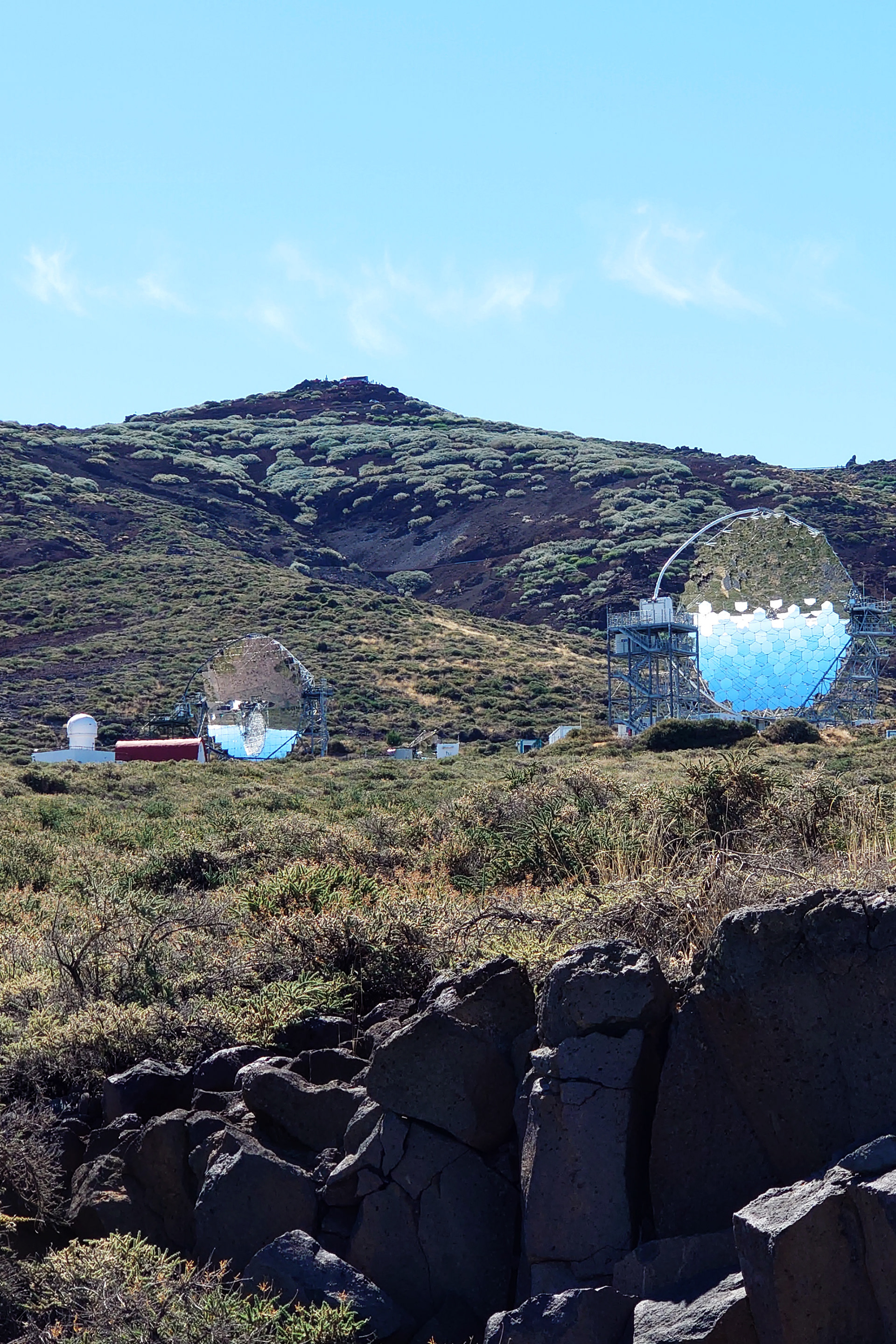 Die sogenannten MAGIC-Teleskope. Mit den 18-Meter-Spiegeln wird Gammastrahlen-Astronomie gemacht. Coole Sache!