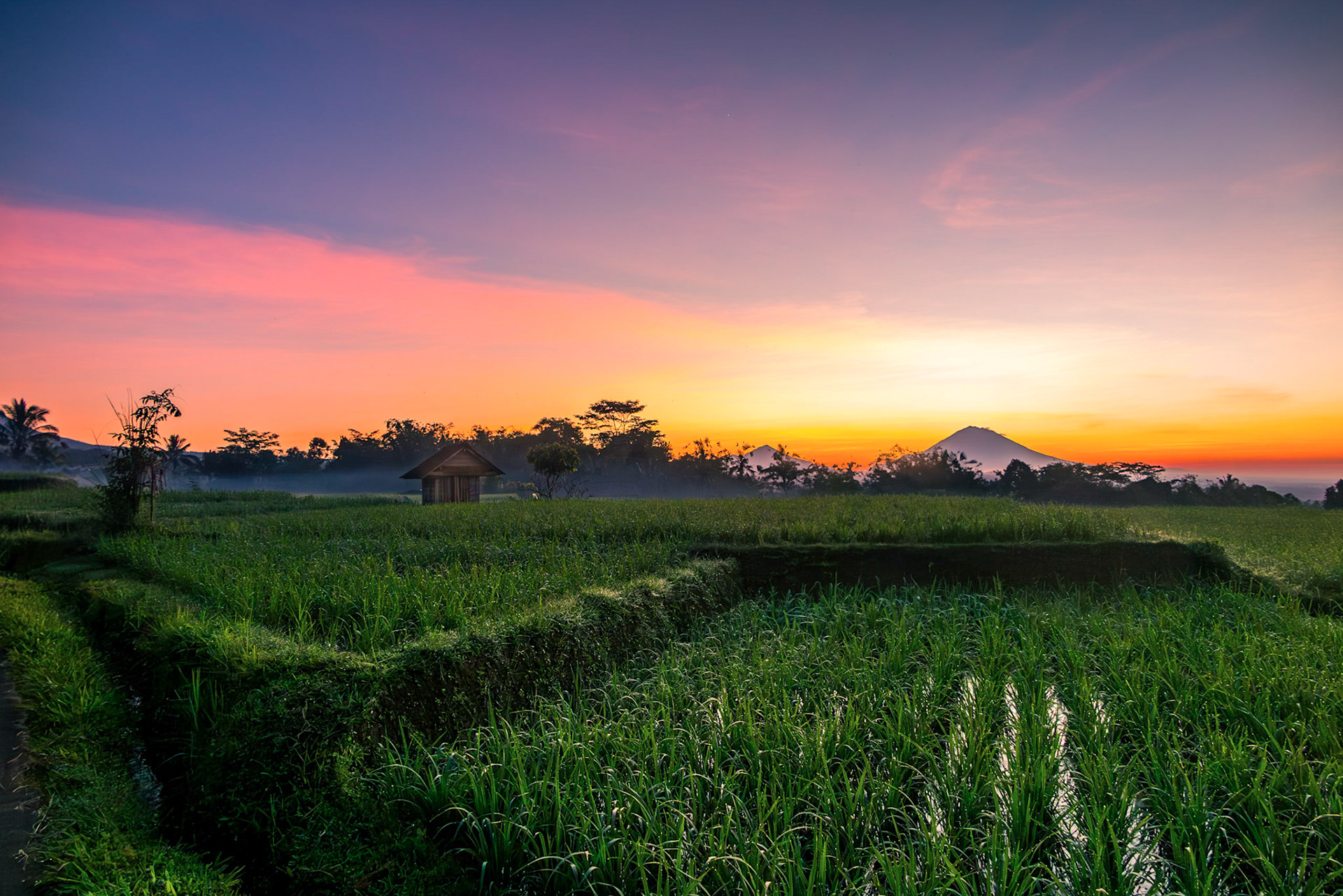 Bali - Sonnenaufgang hinter dem Vulgang Mount Agung