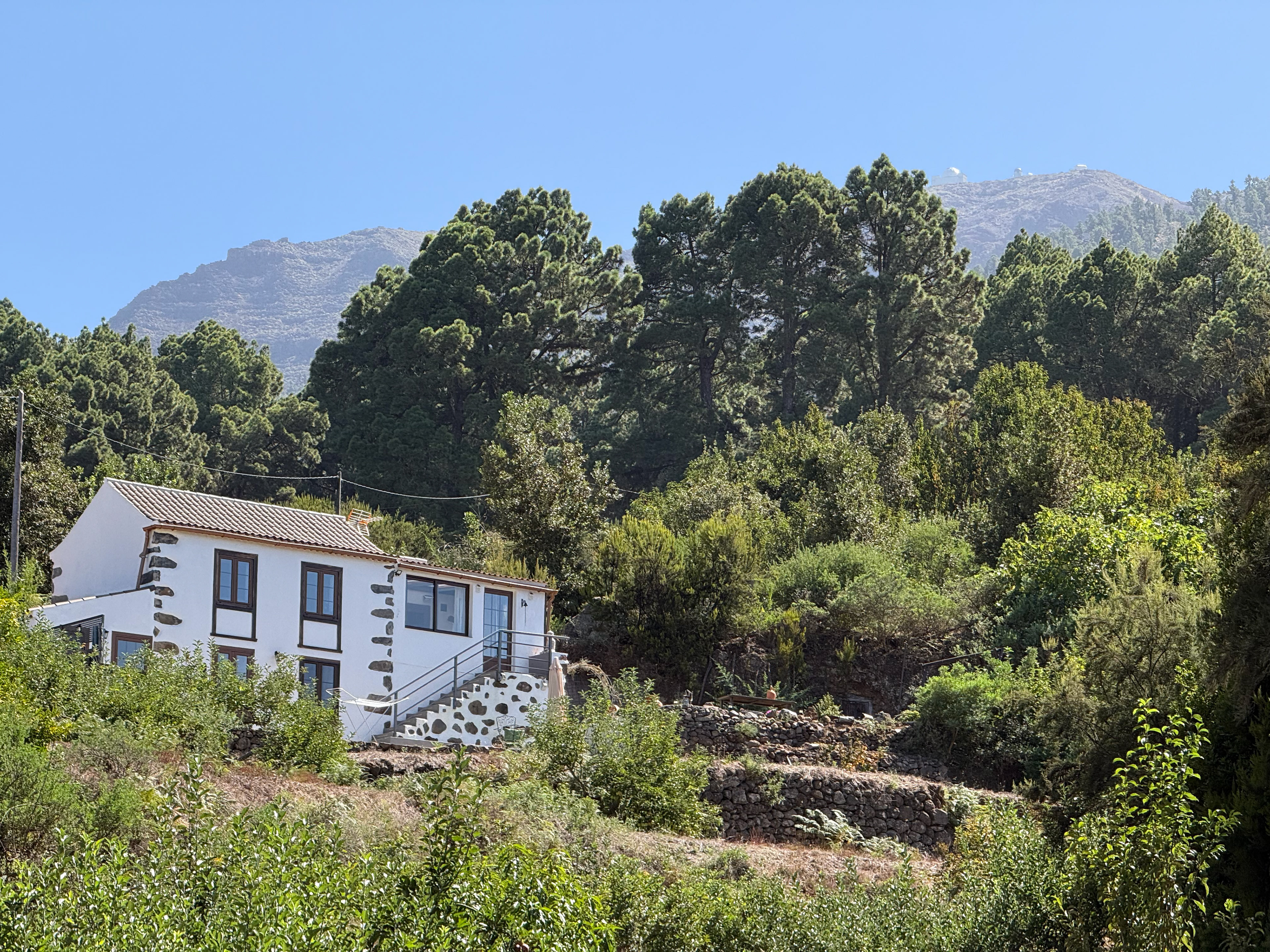 Unser Haus - rechts oben sieht man das Observatorium auf dem Roque des Los Muchachos.