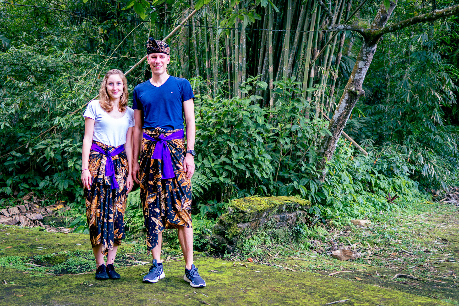 Im Tempel muss man einen Sarong tragen.