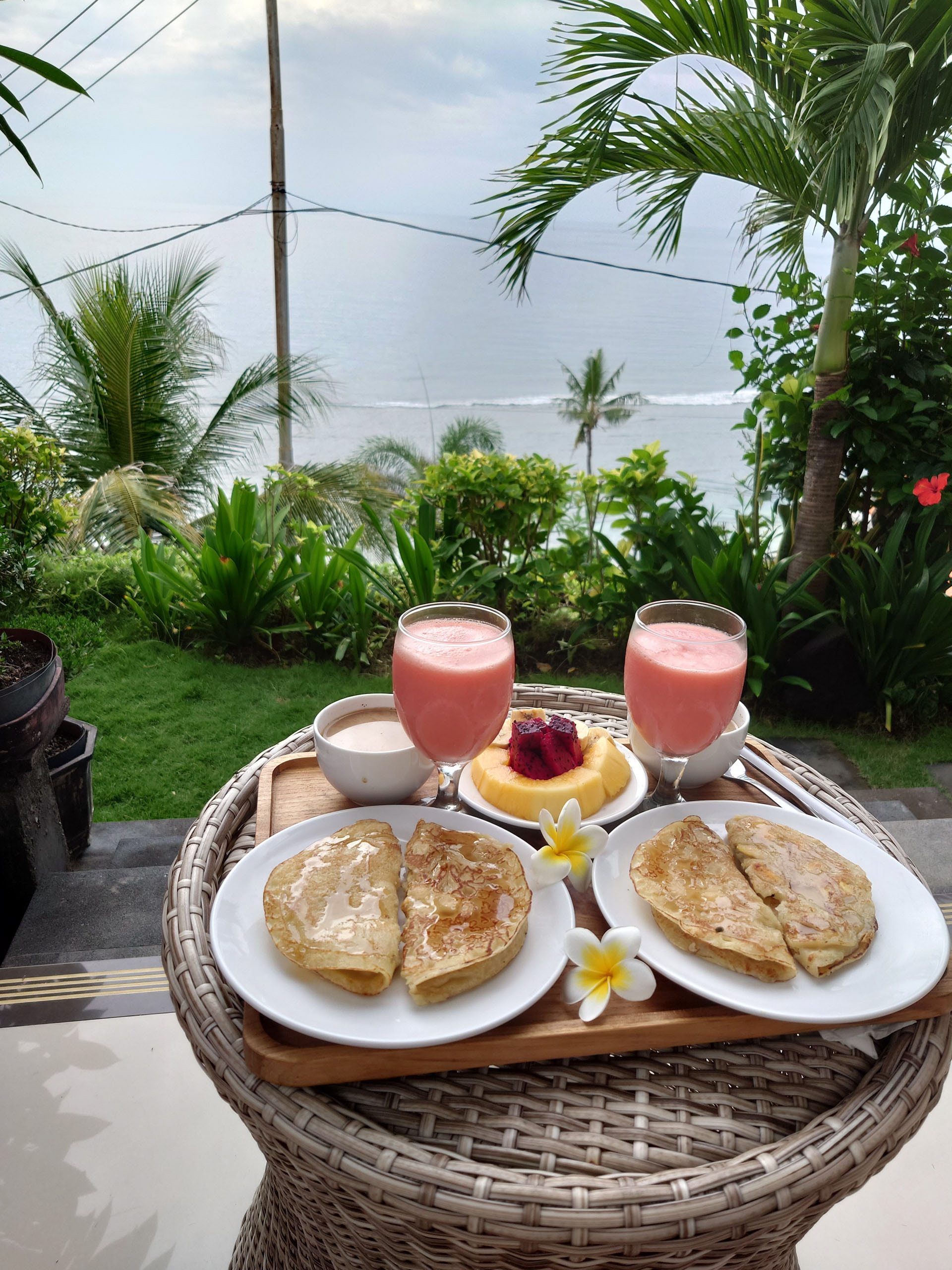 Das leckere Frühstück mit Banana Pancake und Melonensaft.