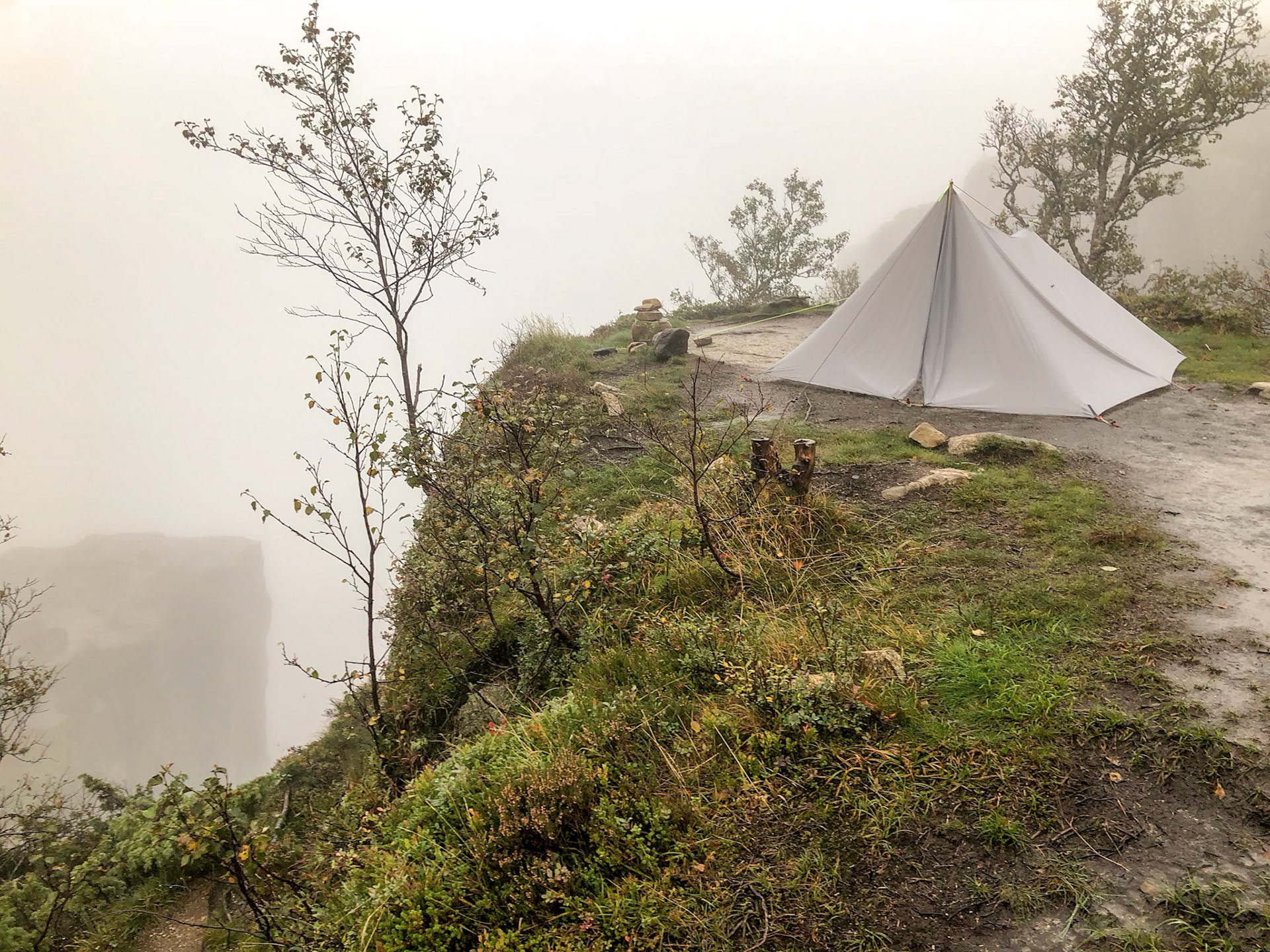 Noorwegen, net boven Preikestolen. Het idee om wakker te worden met uitzicht over het fjord helaas niet geslaagd...