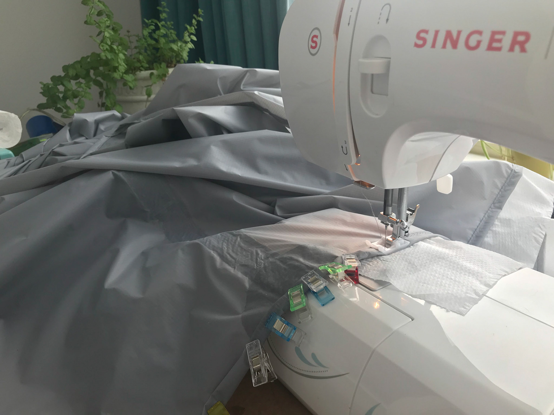 De zomen zijn lastig, het materiaal is superglad en geen enkele tape houdt. Maar het is gelukt