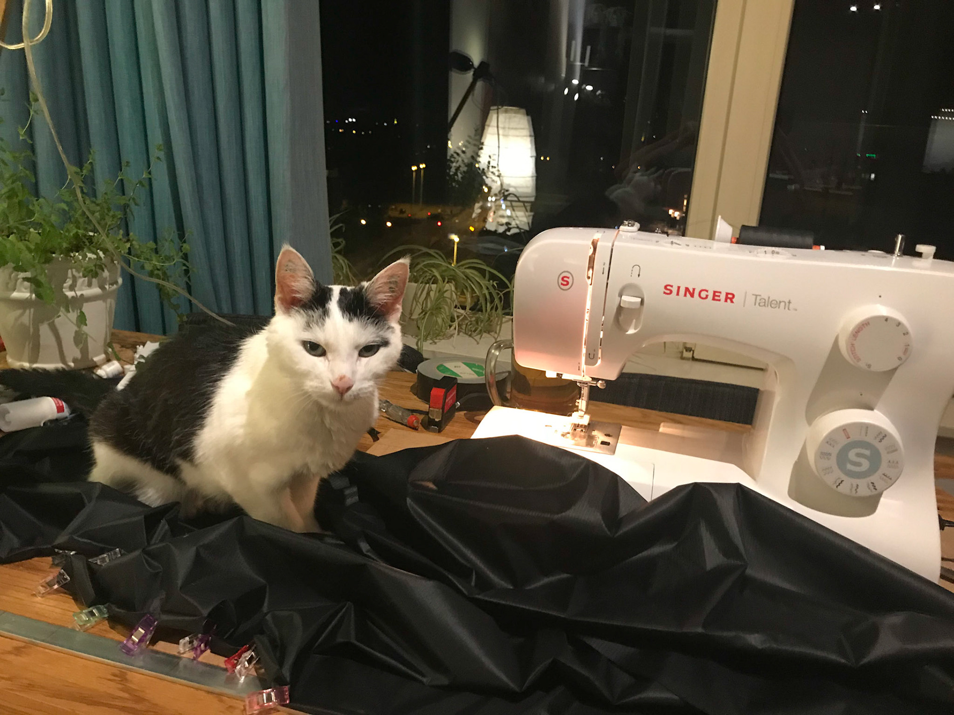 Om te oefenen met het uiteindelijke superdunne materiaal, eerst een regenkilt