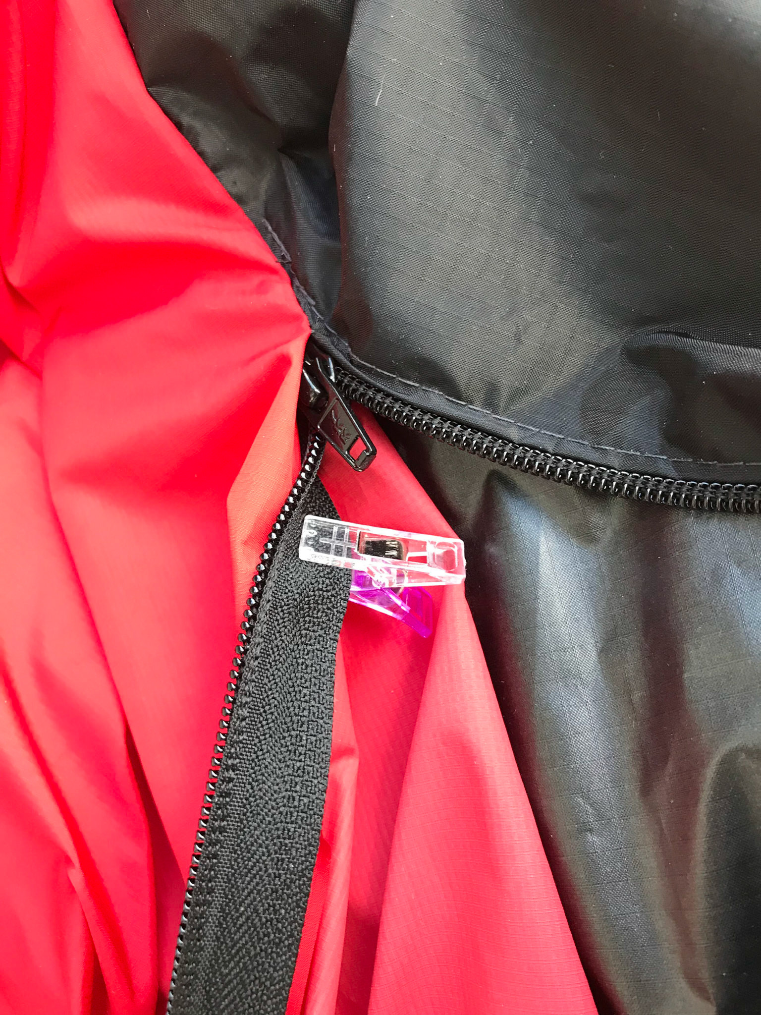 Nog de laatste hand aan de bivakzak